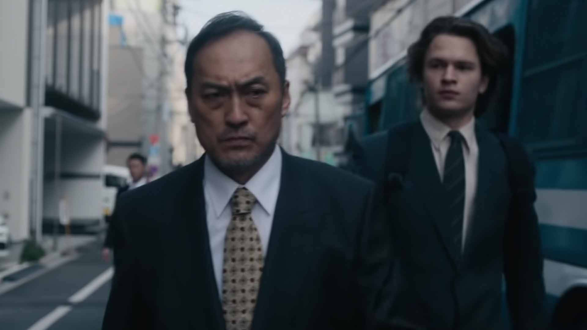 Ken Watanabe Ansel Elgort Tokyo Vice Movie Scene Støvet Urban Udtryk Tapet Wallpaper
