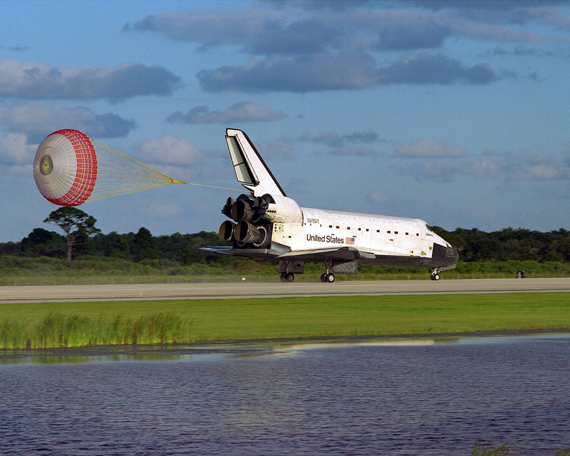 Kennedyspace Center Shuttle Atlantis Landing: Landningen Av Rymdfärjan Atlantis På Kennedy Space Center Wallpaper