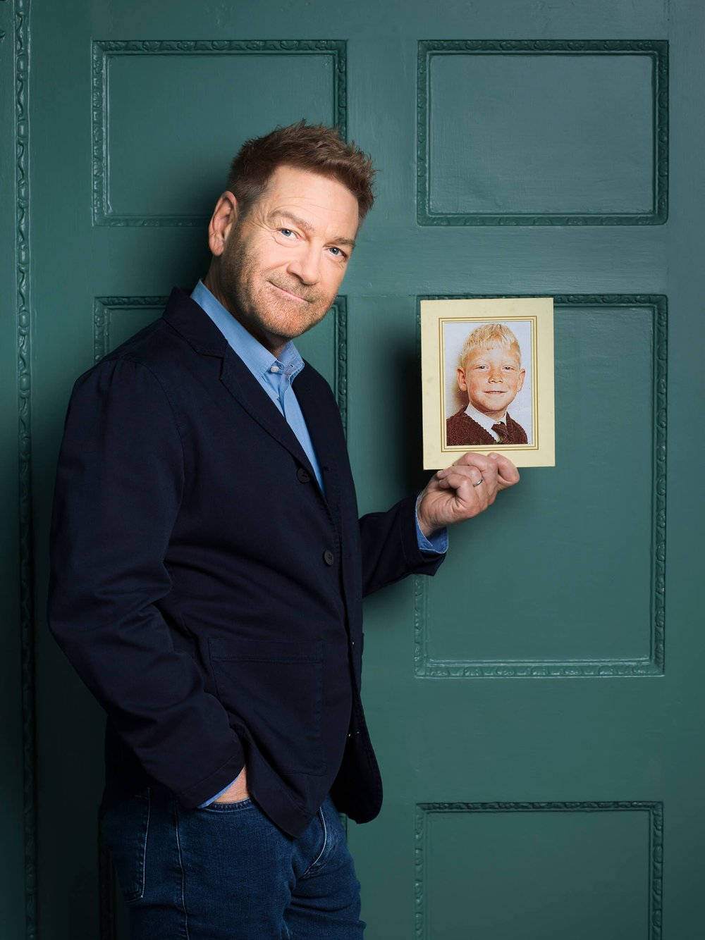 Kenneth Branagh Holds Photo Wallpaper