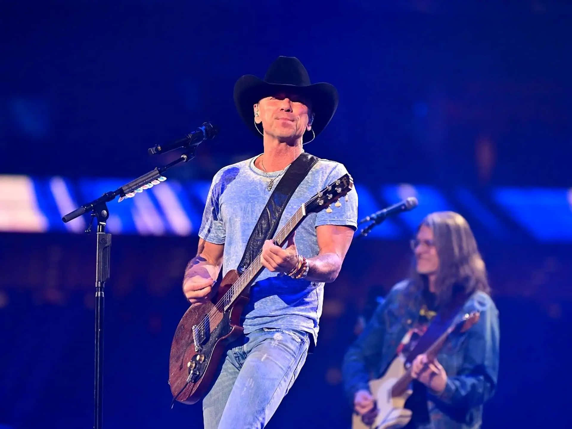 Kenny Chesney Performing Live Onstage Wallpaper