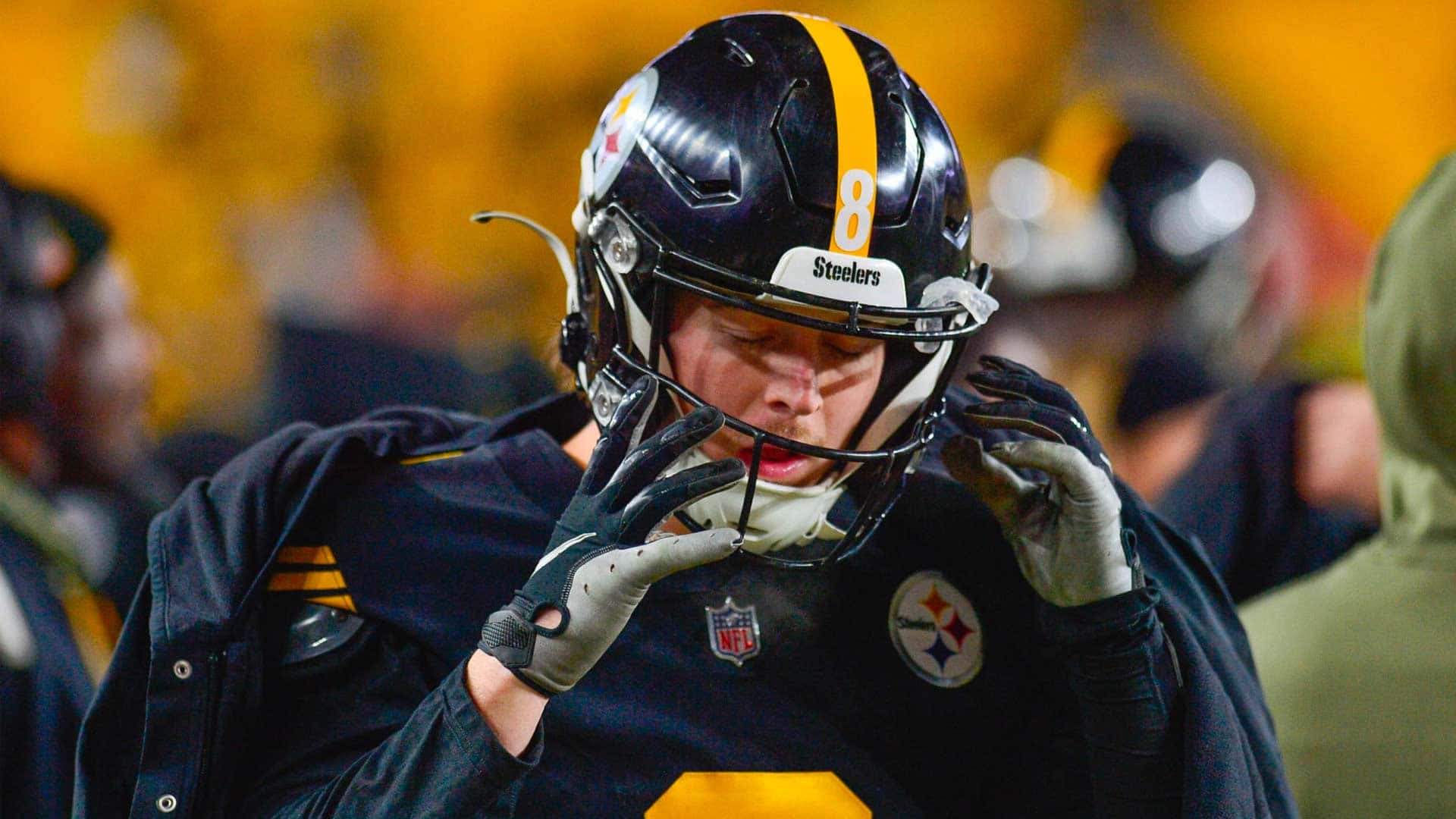 Kenny Pickett Steelers Helmet Adjustment Wallpaper