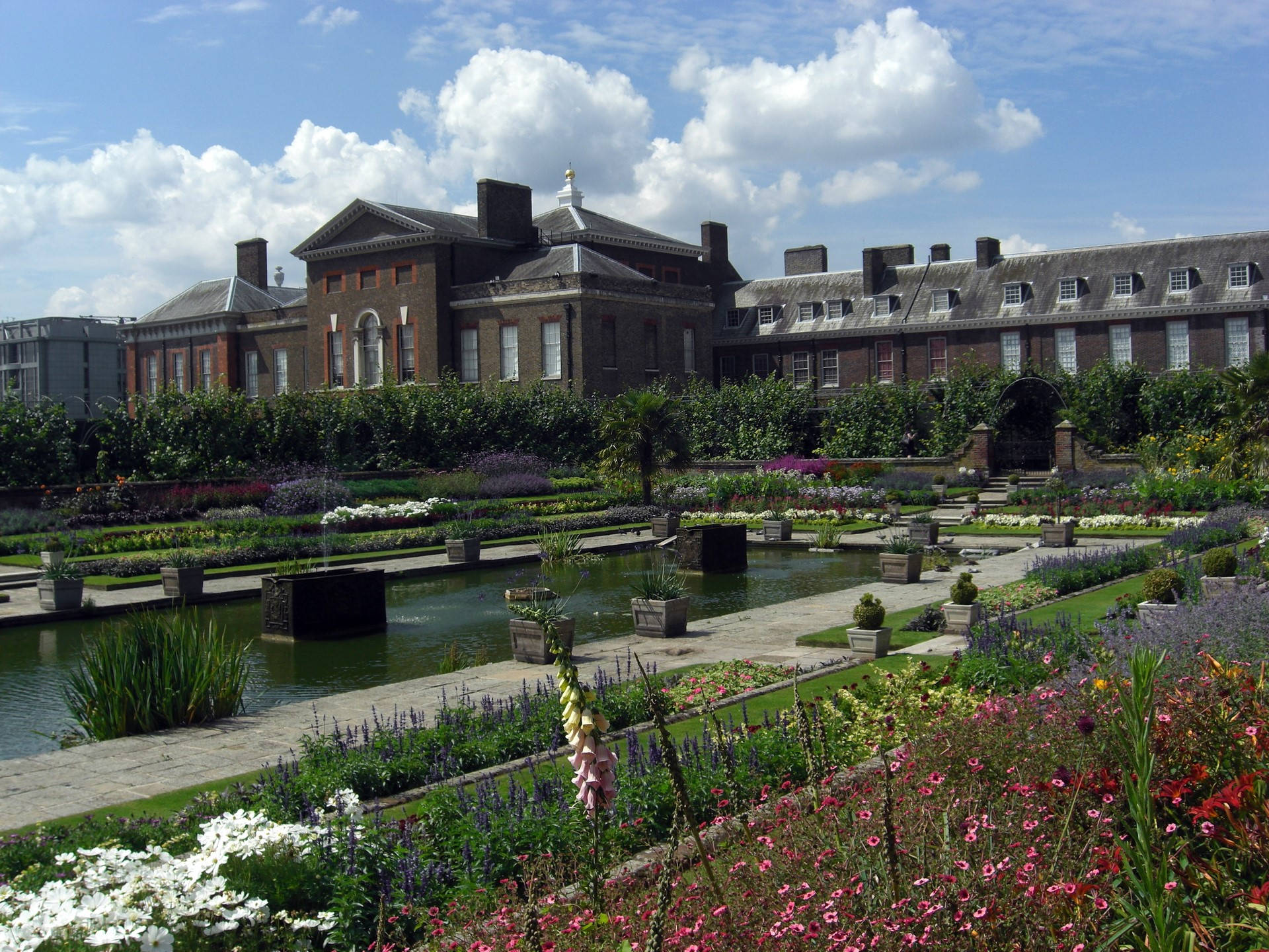 Kensington Garden Fountain In Kensington Palace Picture