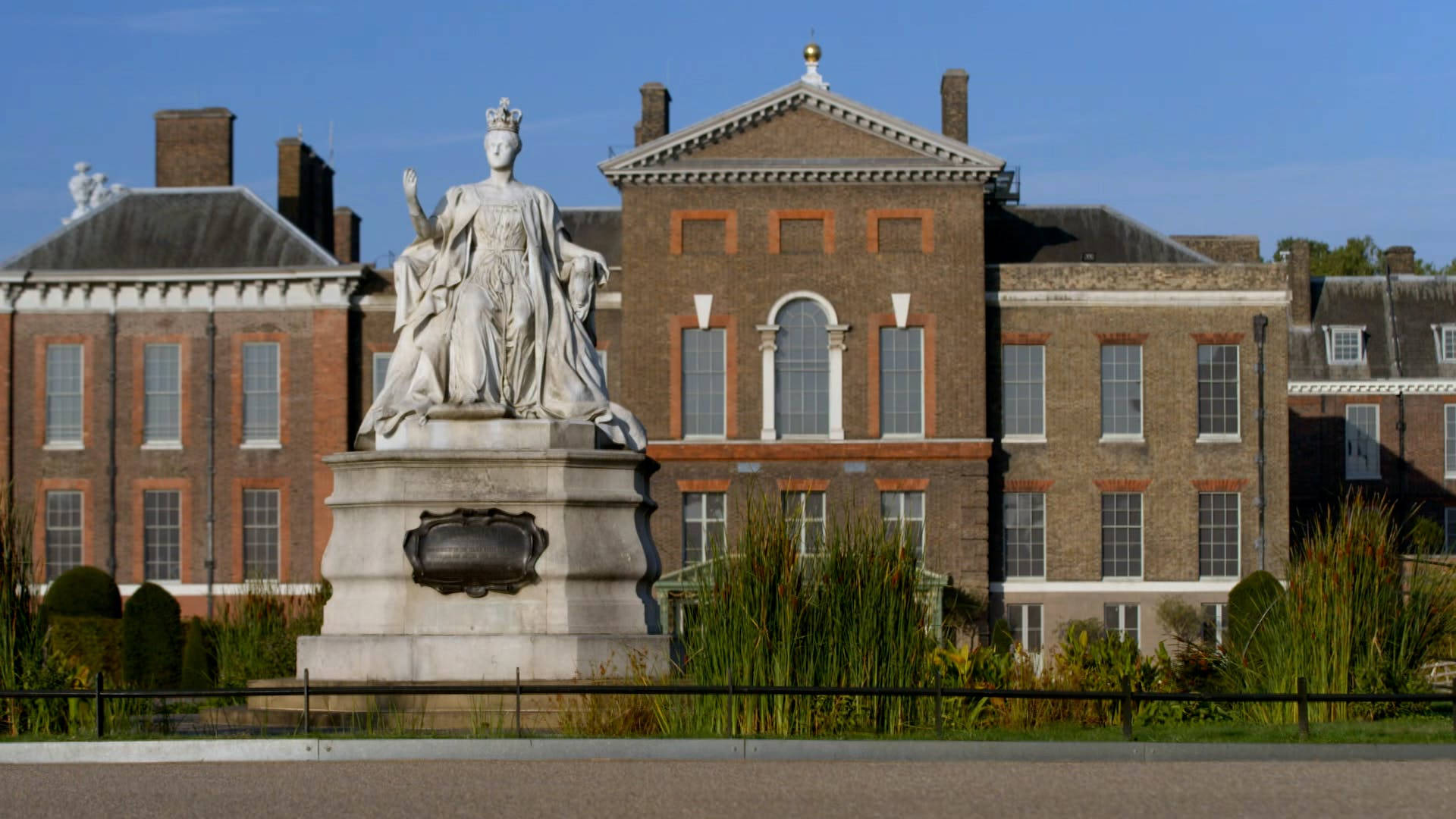 Kensington Palace And Statue In Front Picture