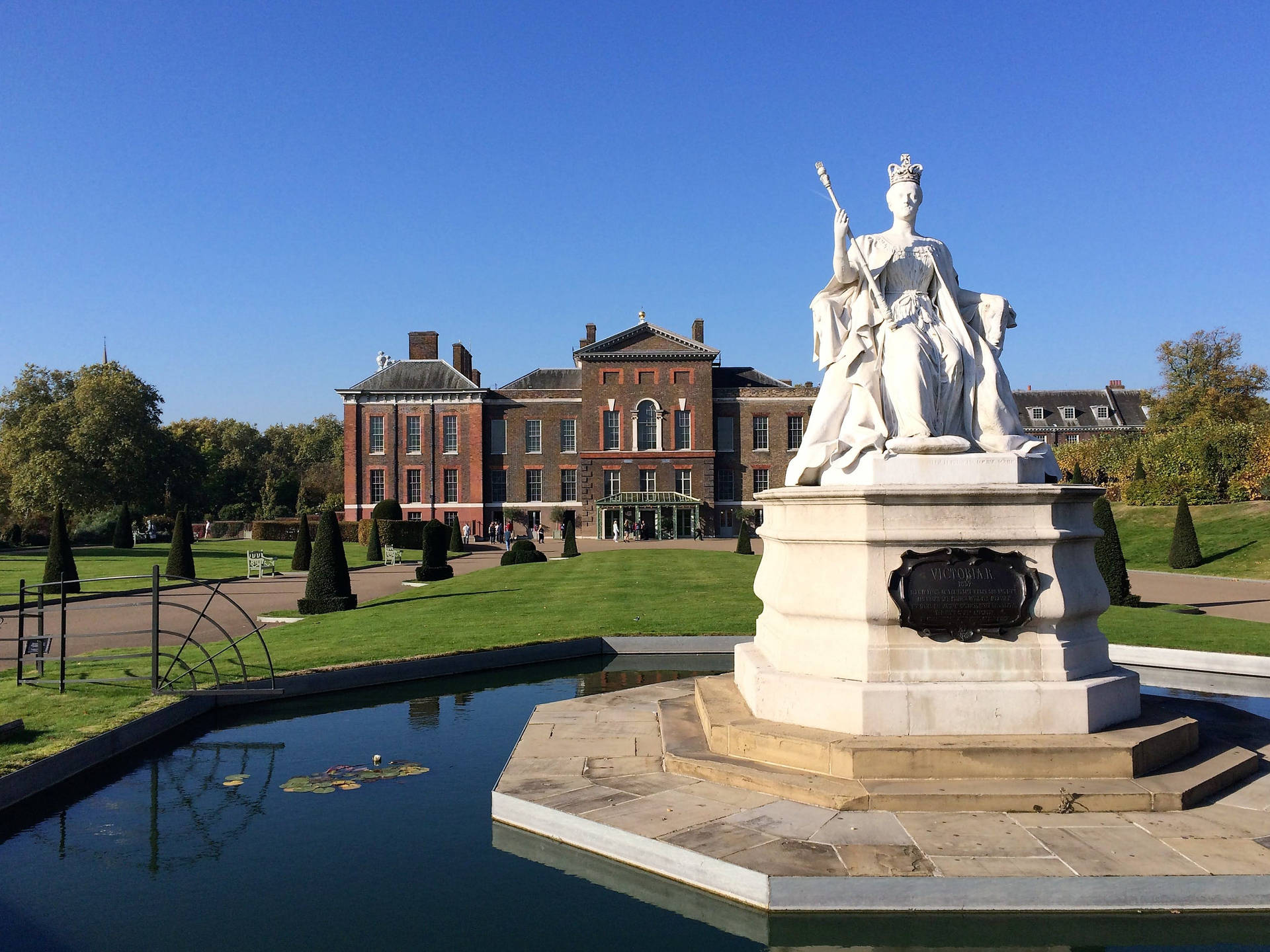 Kensington Palace Statue Pond Picture