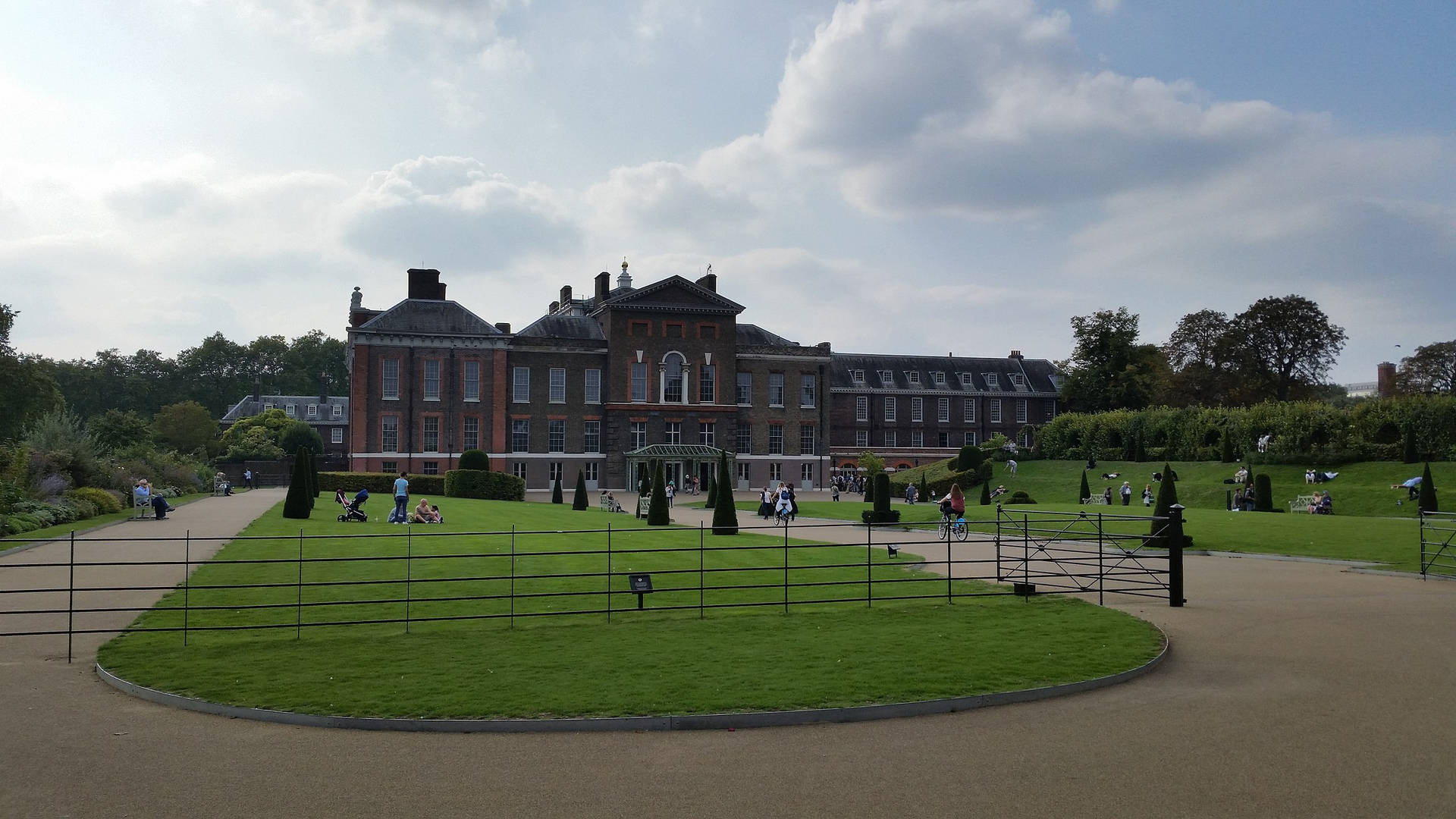 Kensington Palace Surrounded By Tourists Picture