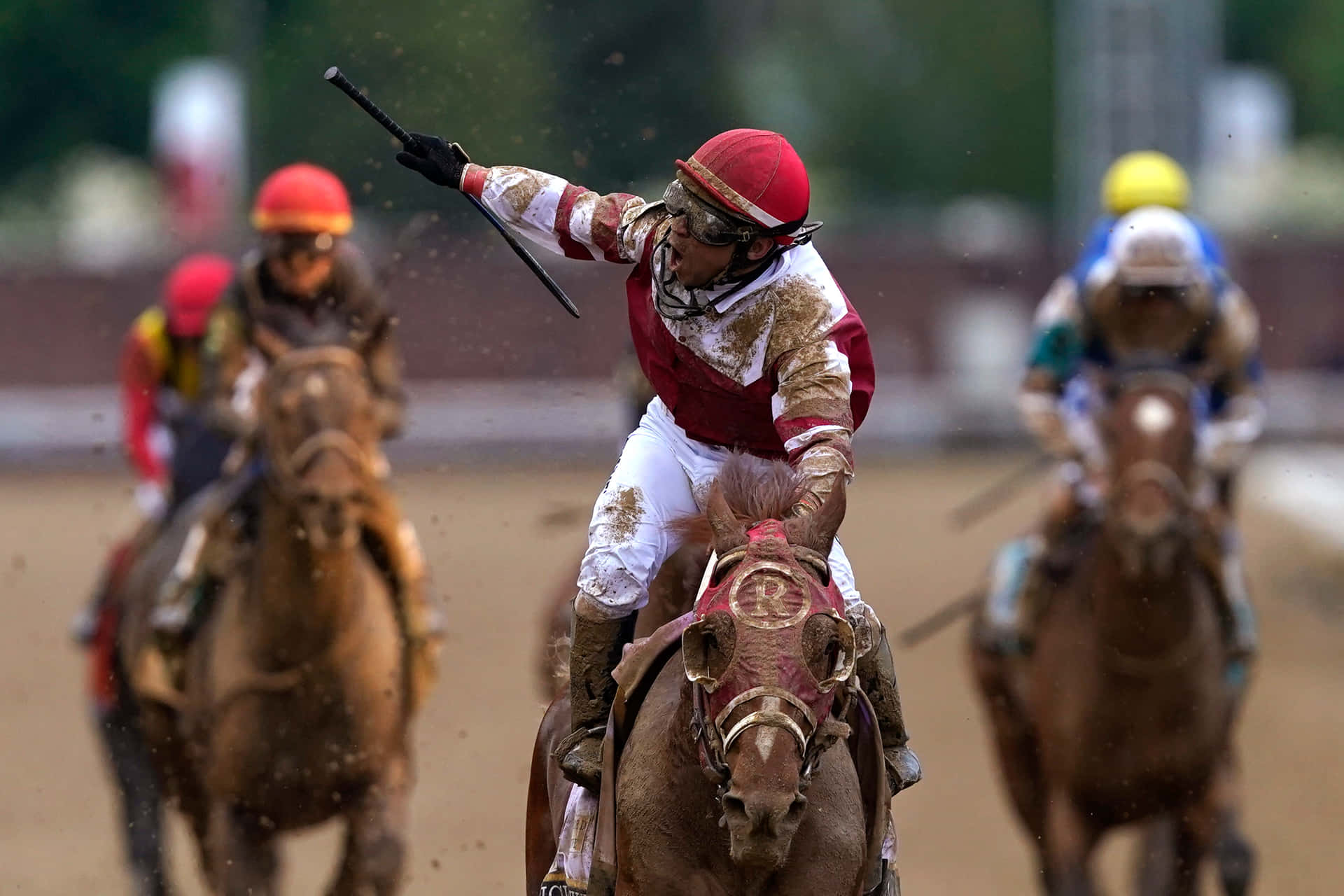 = En Jockey kører en hest i et løb