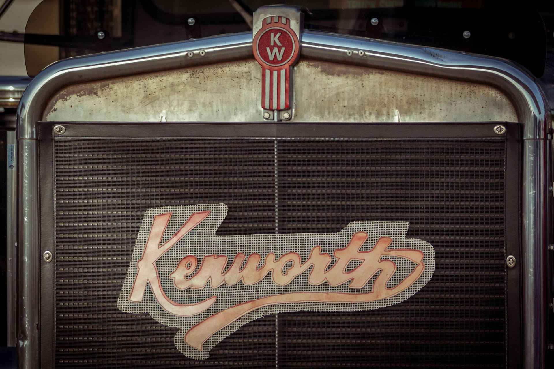 Tìm hiểu thêm về lịch sử của Kenworth thông qua hình nền Vintage Logo độc đáo này. Tinh tế và đầy tinh thần kỷ niệm, bức ảnh đặc biệt này sẽ khiến bạn thấy hào hứng về thương hiệu xe tải này hơn bao giờ hết.