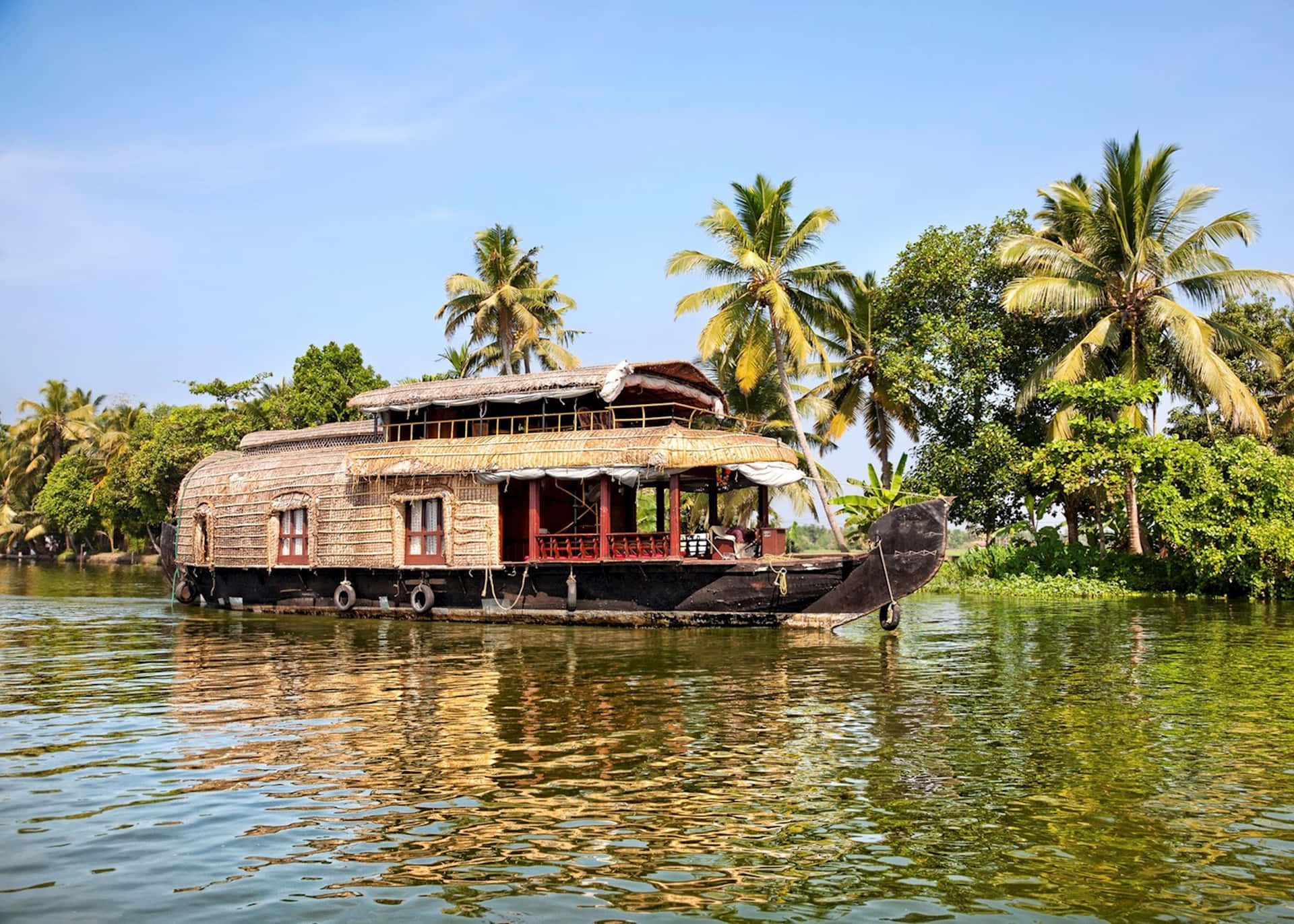 Explore Kerala's Majestic Hills and Scenic Backwaters