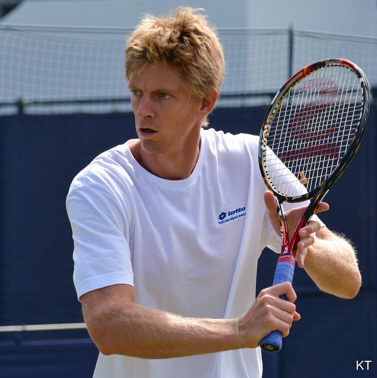 Kevinanderson Sosteniendo Una Raqueta De Tenis. Fondo de pantalla
