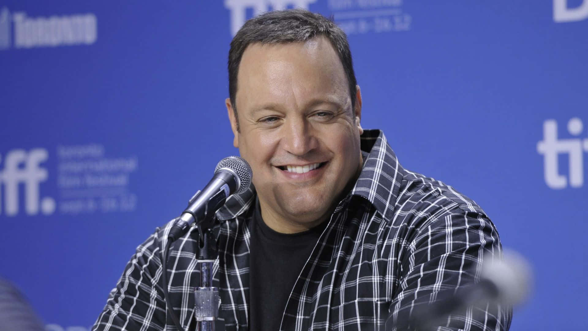Hollywood actor Kevin James poses on the Red Carpet. Wallpaper