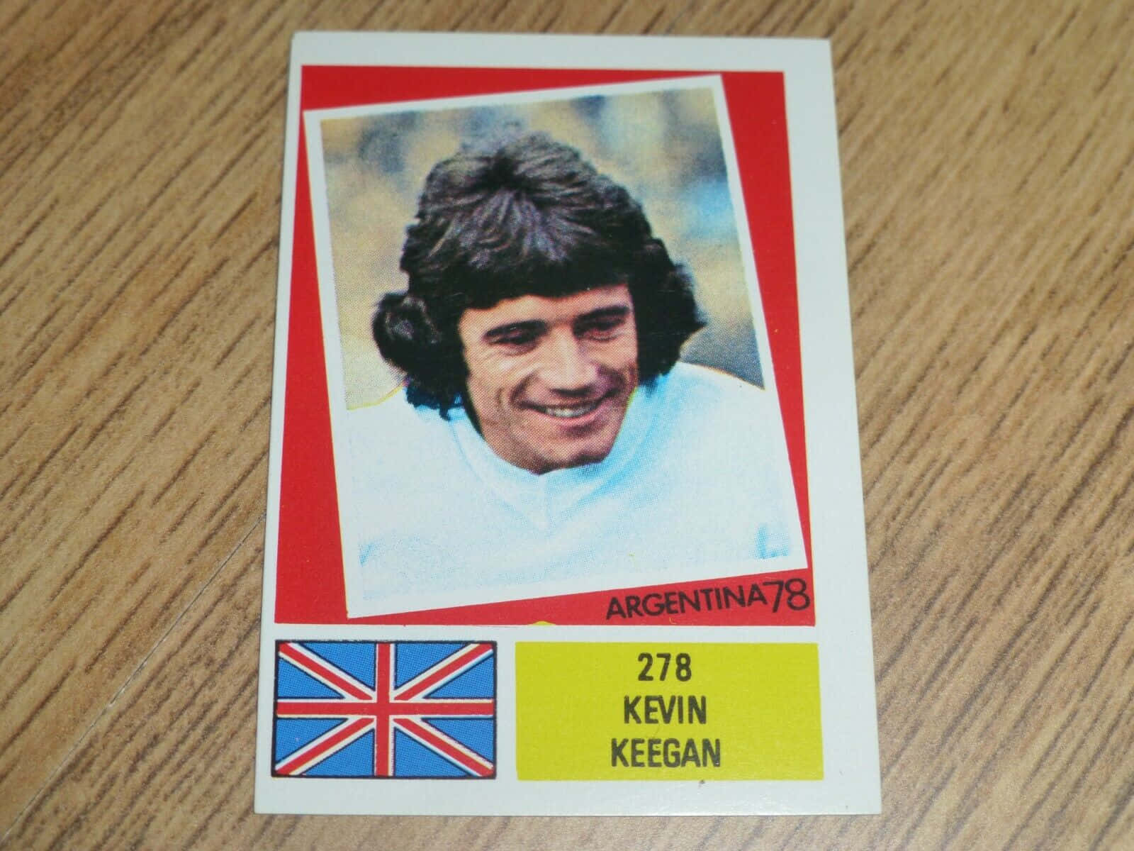Kevin Keegan Sporting Sticker på Træbord Wallpaper