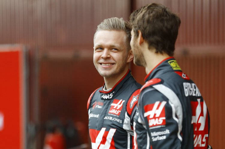 Kevin Magnussen Smiling At Grosjean Wallpaper