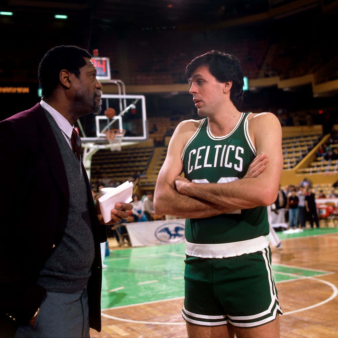 Kevinmchale Boston Celtics Che Parla Con Bill Russell Sfondo