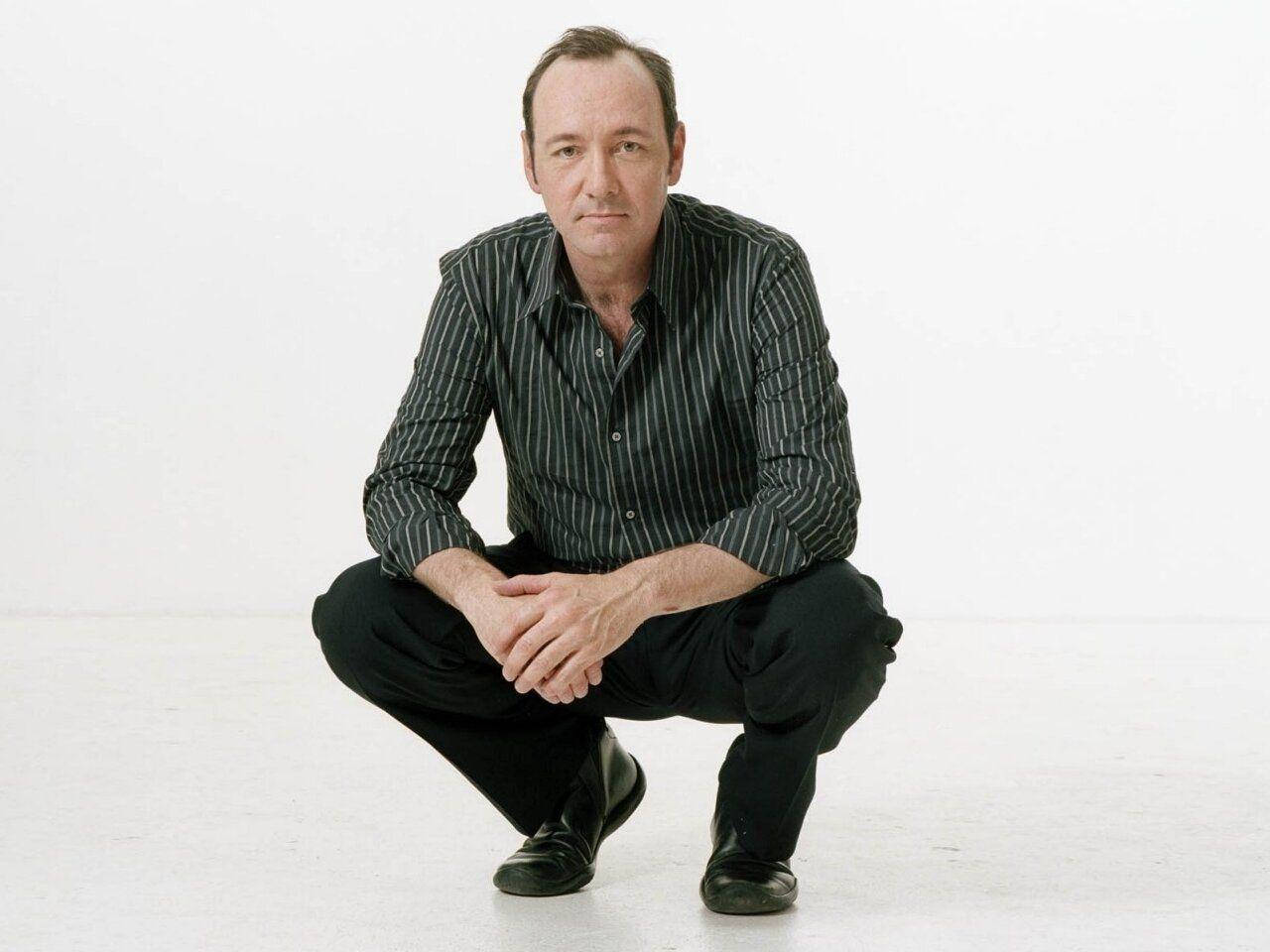 Kevin Spacey On A Squat Pose Wallpaper