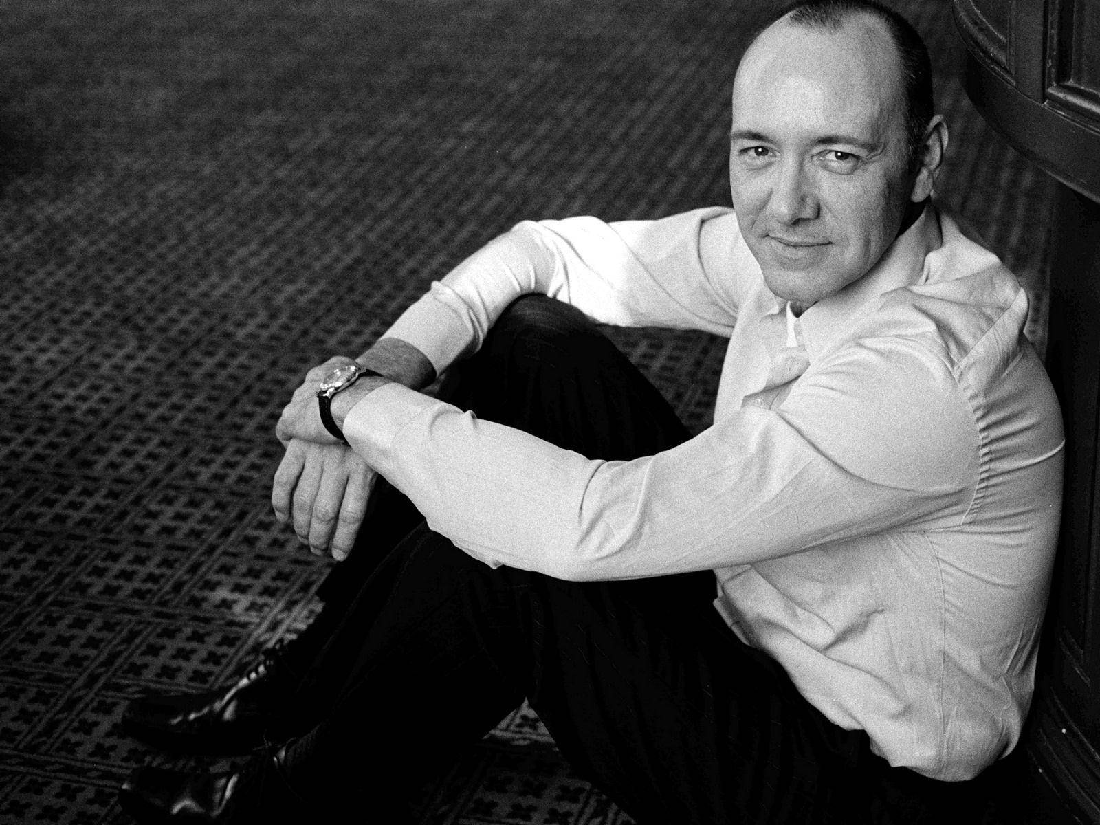 Kevin Spacey Sitting On The Floor Wallpaper