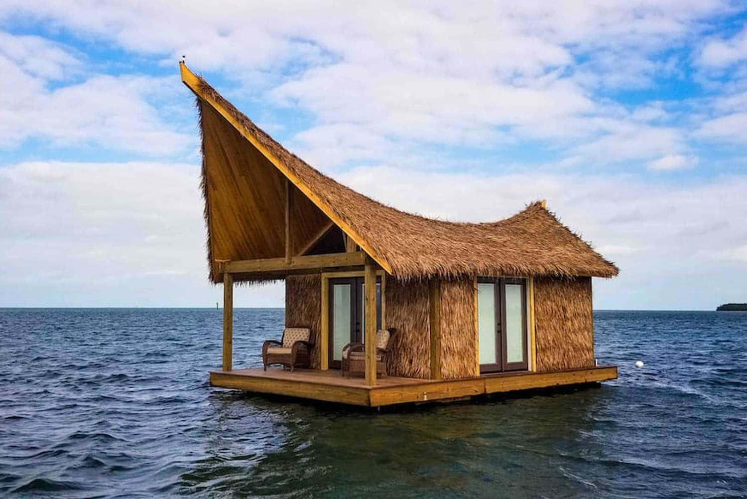Einschwimmendes Haus Auf Dem Ozean