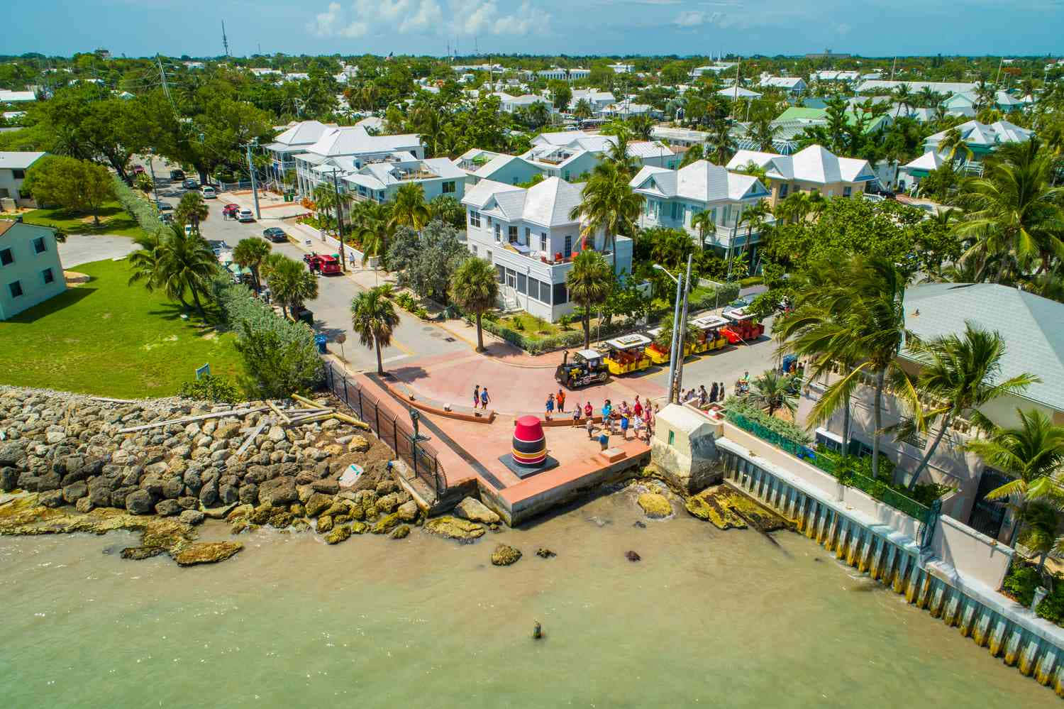Et syn af en strand og huse i Key West