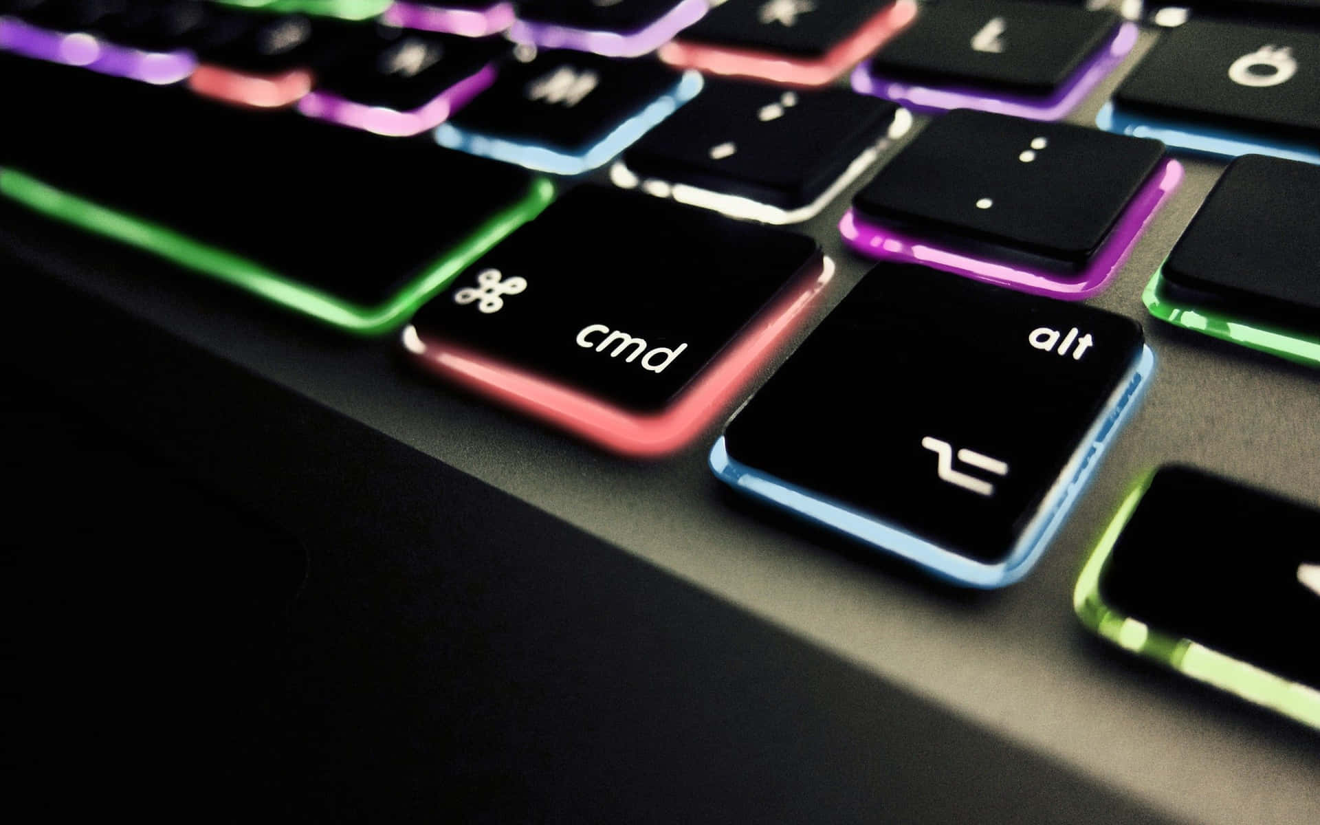 Etnærbillede Af Et Computer Tastatur Med Farverige Lys.