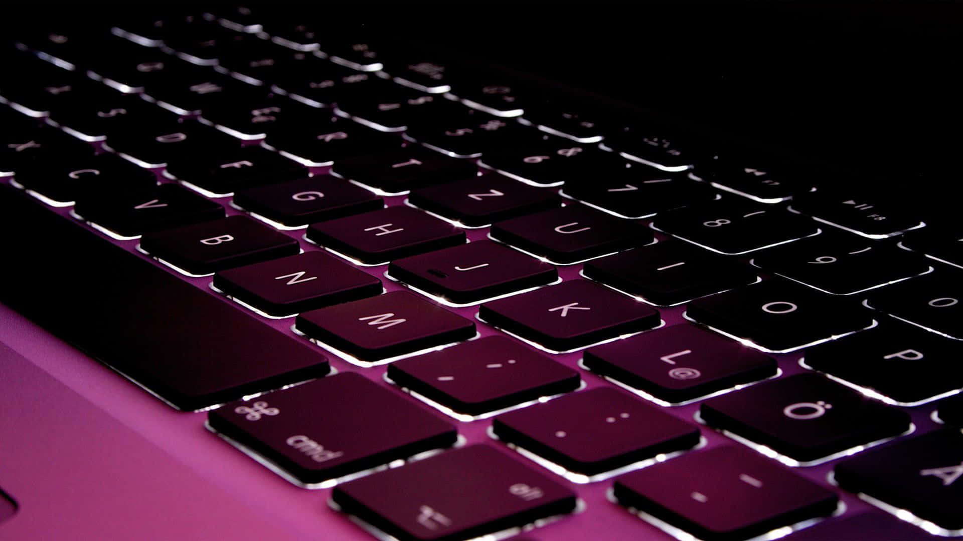 Enbærbar Computer Tastatur Med Et Lilla Lys.
