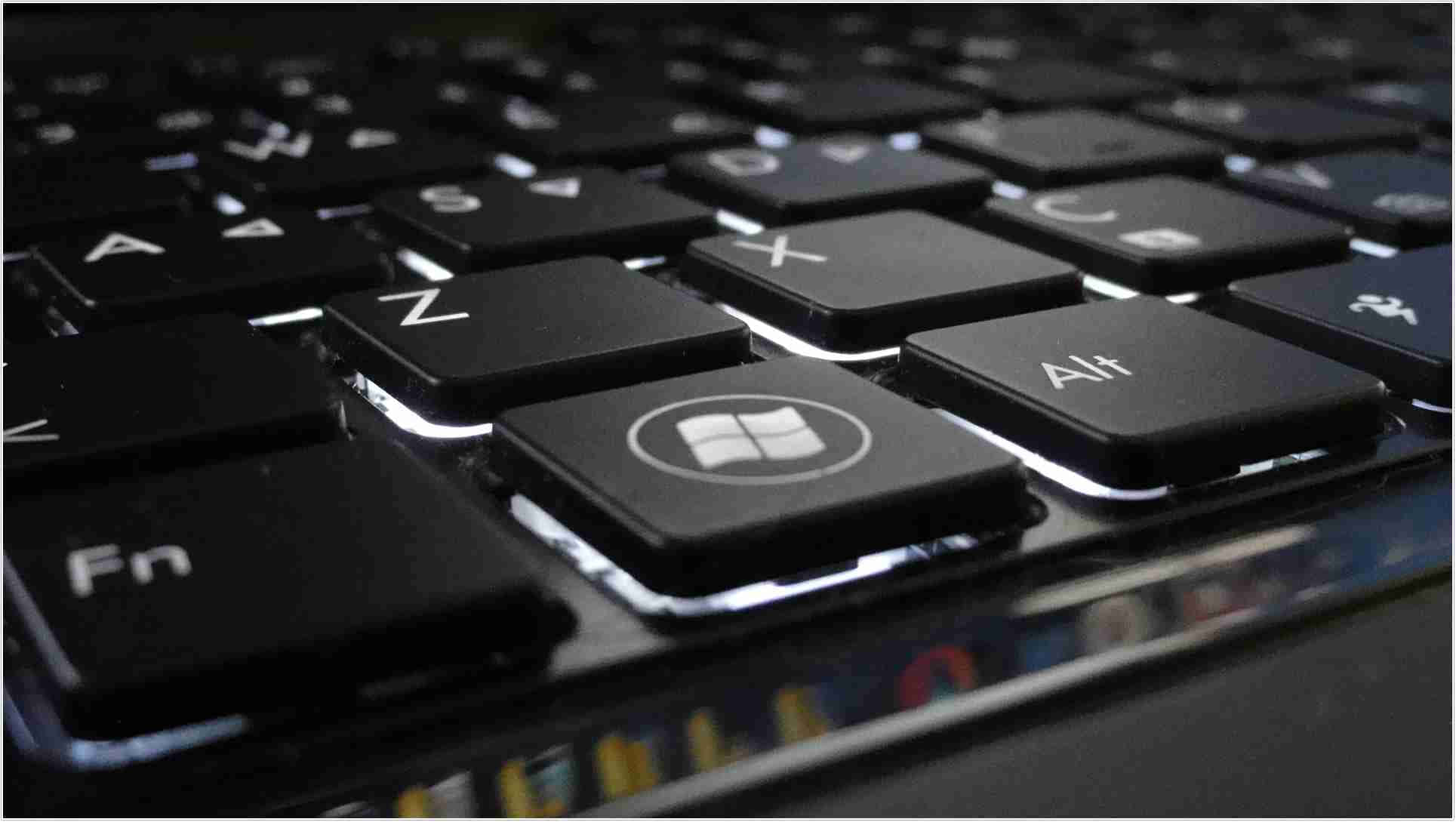 Etnærbillede Af Et Sort Tastatur Med Et Windows-logo.