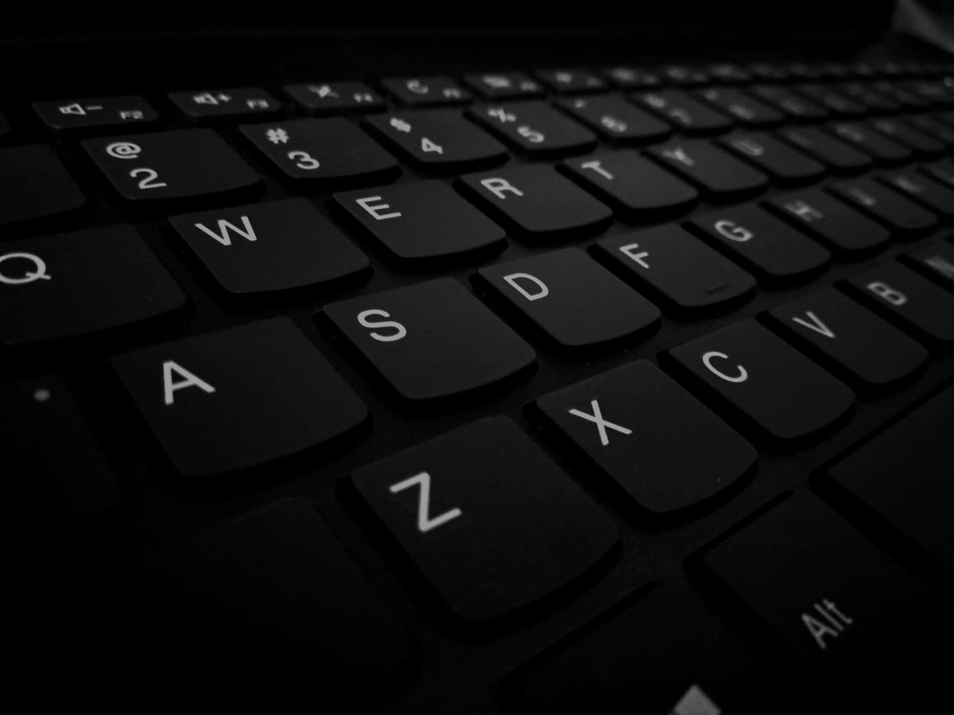 Eineklassische Schwarze Und Weiße Tastatur, Um Die Perfekten Worte Einzugeben.