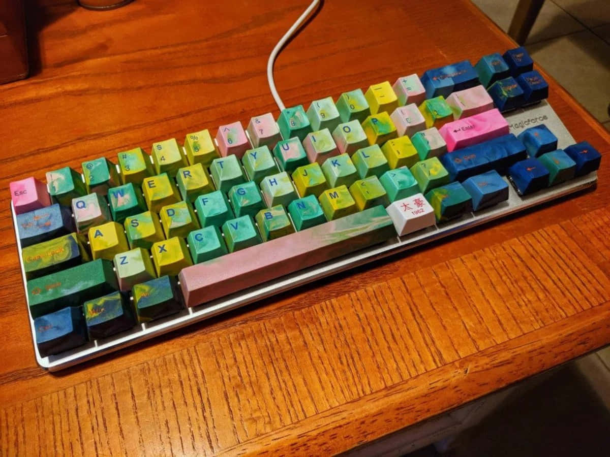 Enfarverig Tastatur Med Farverige Taster På Et Træbord.
