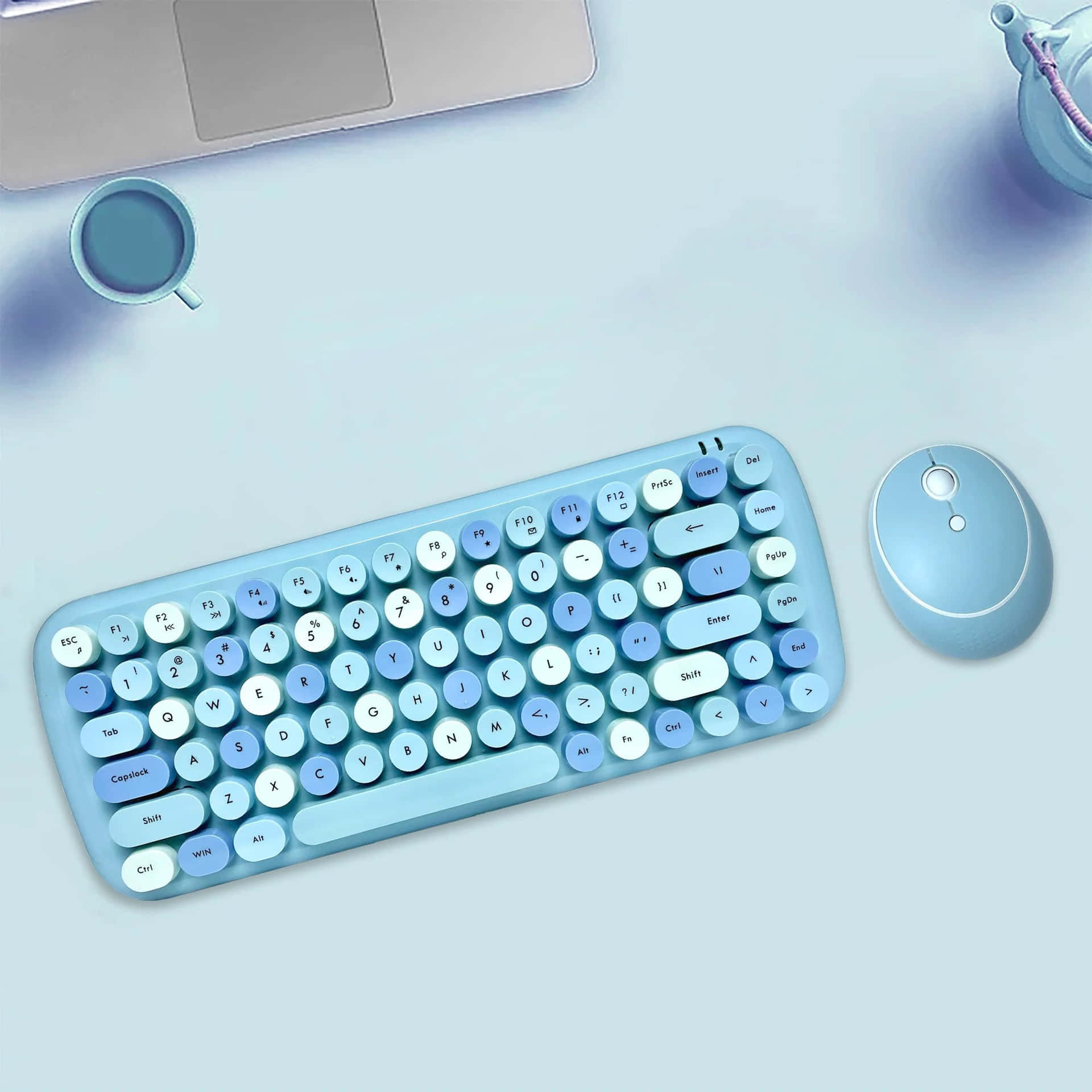Eineblaue Tastatur Und Maus Auf Einem Tisch.