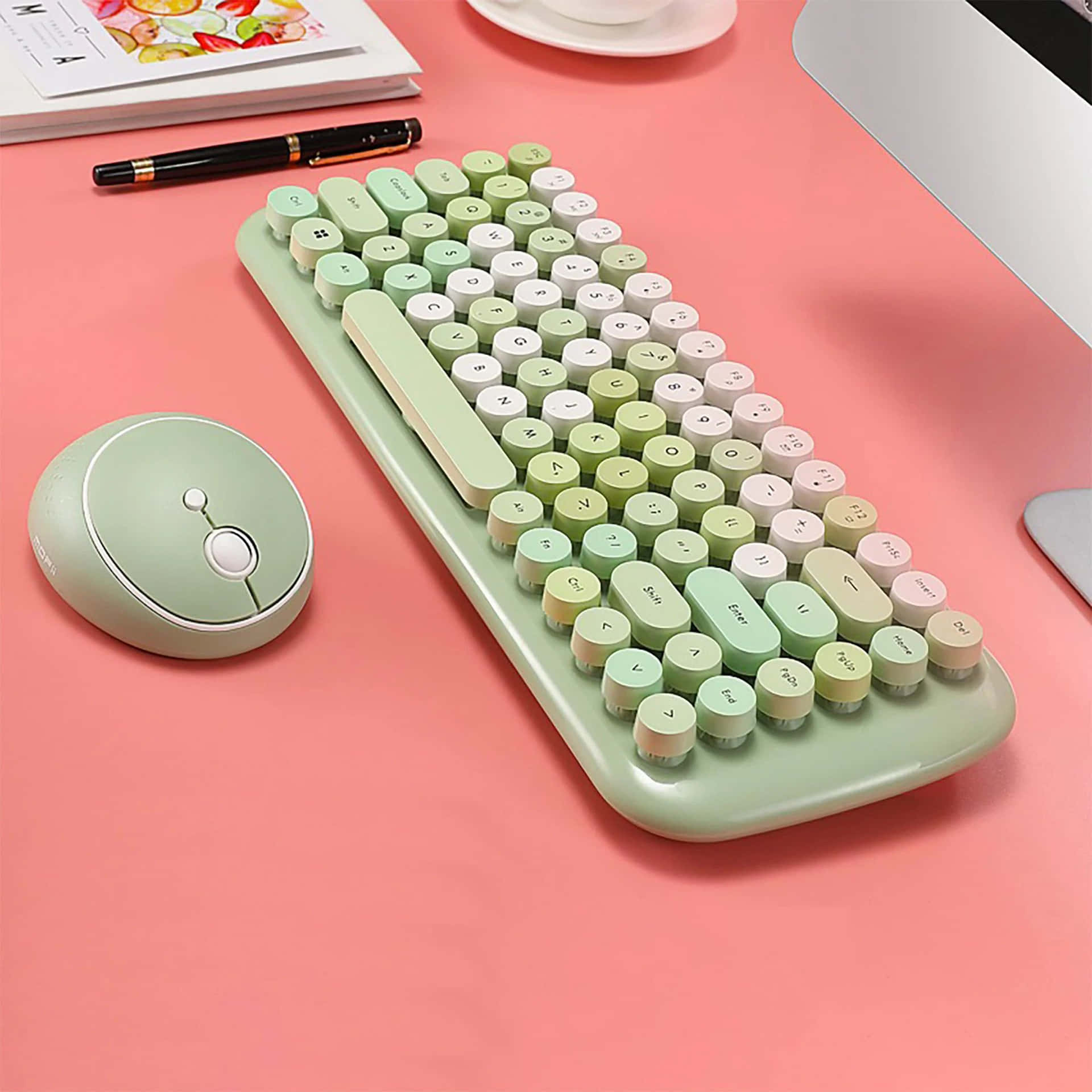 Etgrønt Tastatur Og En Mus På En Pink Skrivebord.