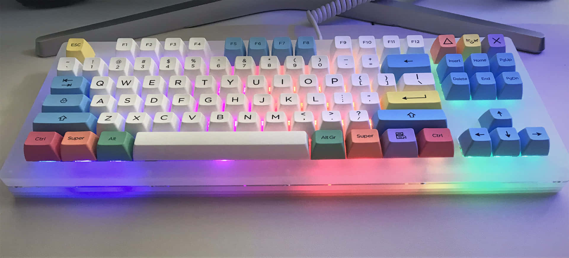 Enfarverig Tastatur Med En Regnbuefarvet Lys.