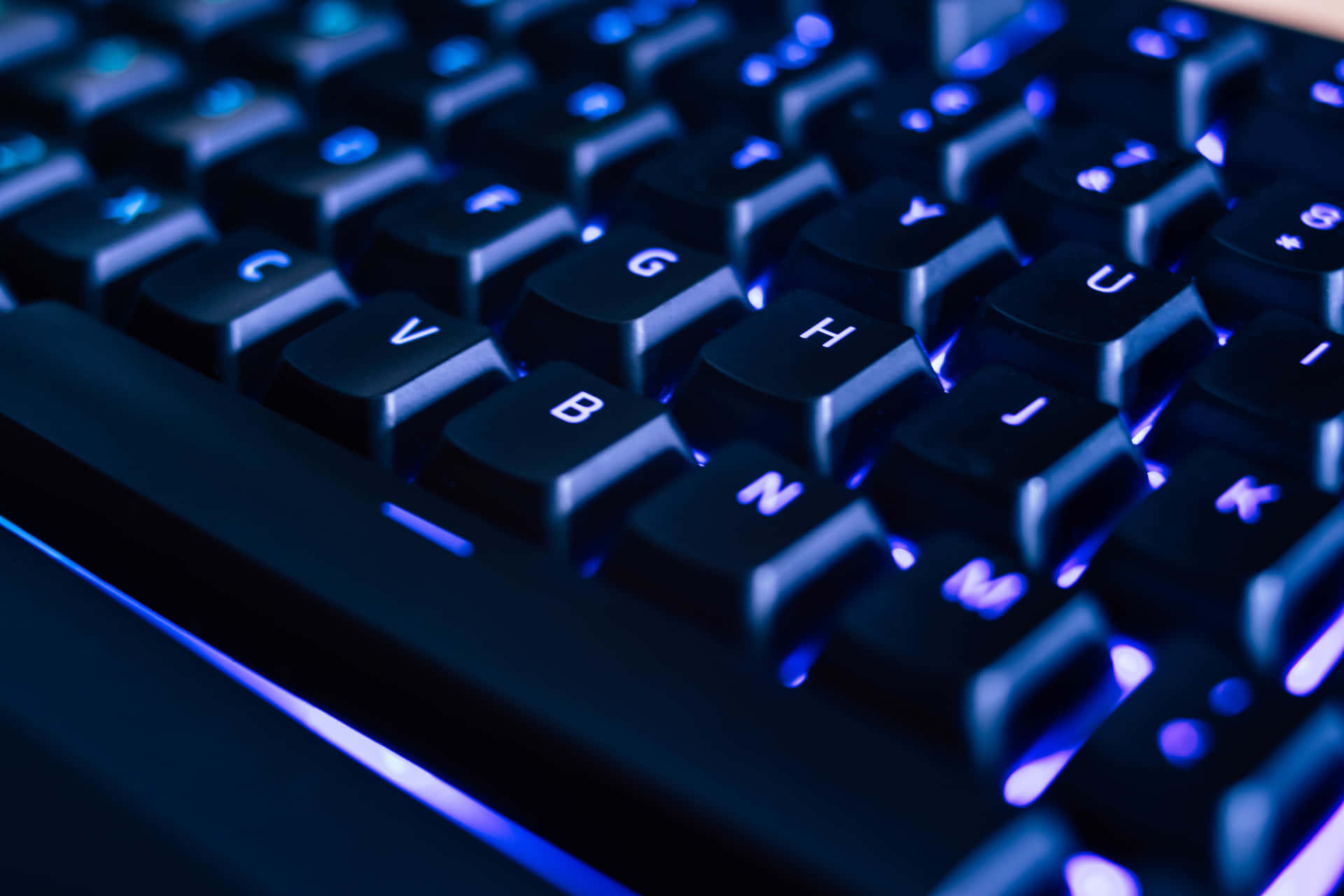 Einenahaufnahme Einer Tastatur Mit Blauem Licht.