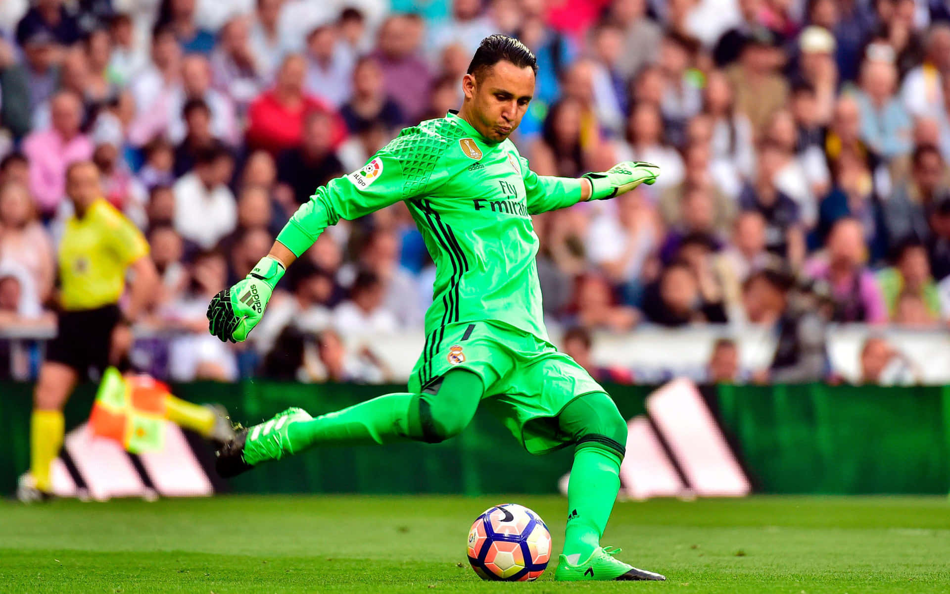 Keylor Navas Dalam Aksi Wallpaper