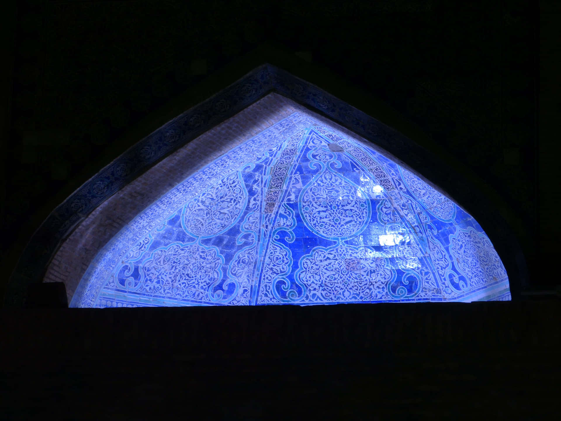 Khiva Blue Objekter på et mørkt felt Wallpaper