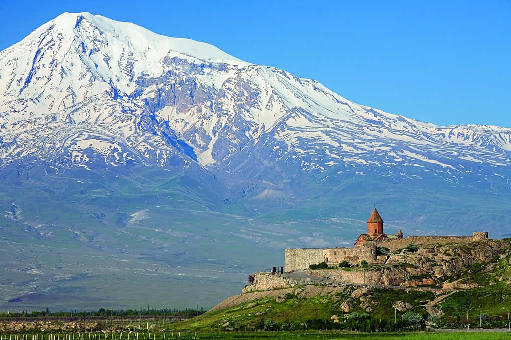 Khorvirap Y El Volcán En Armenia. Fondo de pantalla