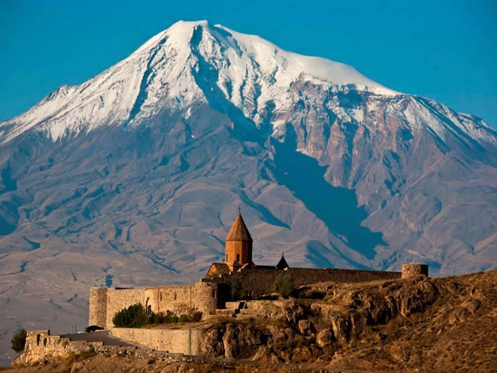 Khorvirap En Armenia Con Un Volcán. Fondo de pantalla