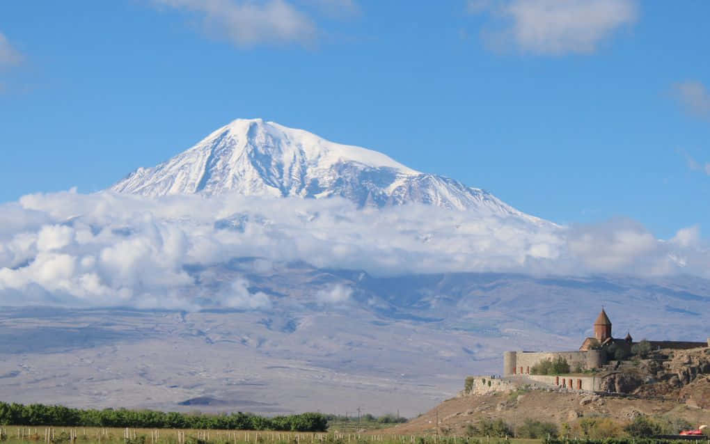 Khorvirap Som Övervakar Mount Ararat. Wallpaper