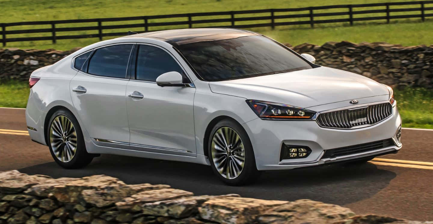 Kia Cadenza Putih Yang Rampung Dan Modern Dalam Aksi Wallpaper