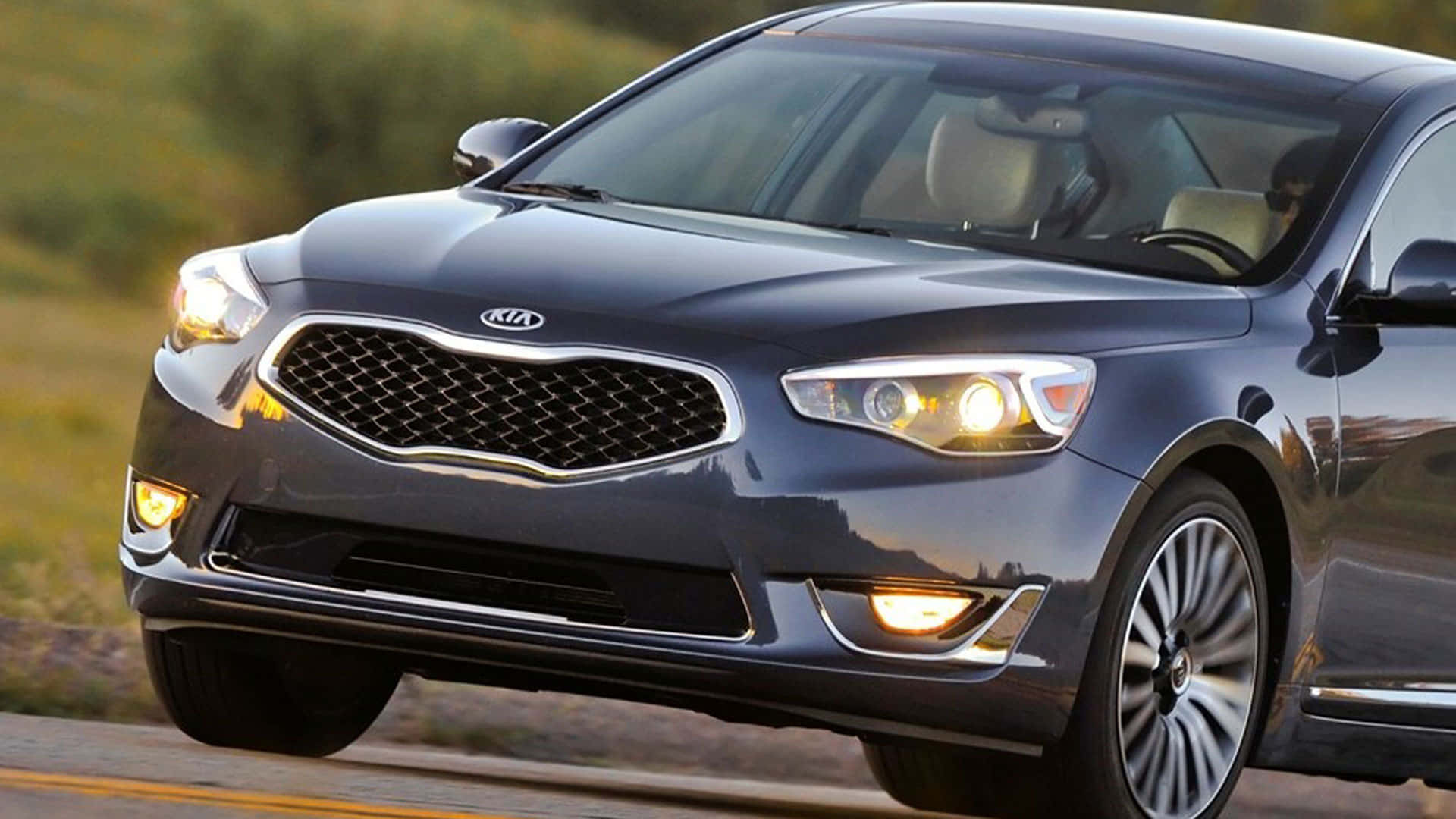 Kia Cadenza 2020 Yang Elegan Dan Bergaya Di Jalan Pesisir Yang Indah Wallpaper