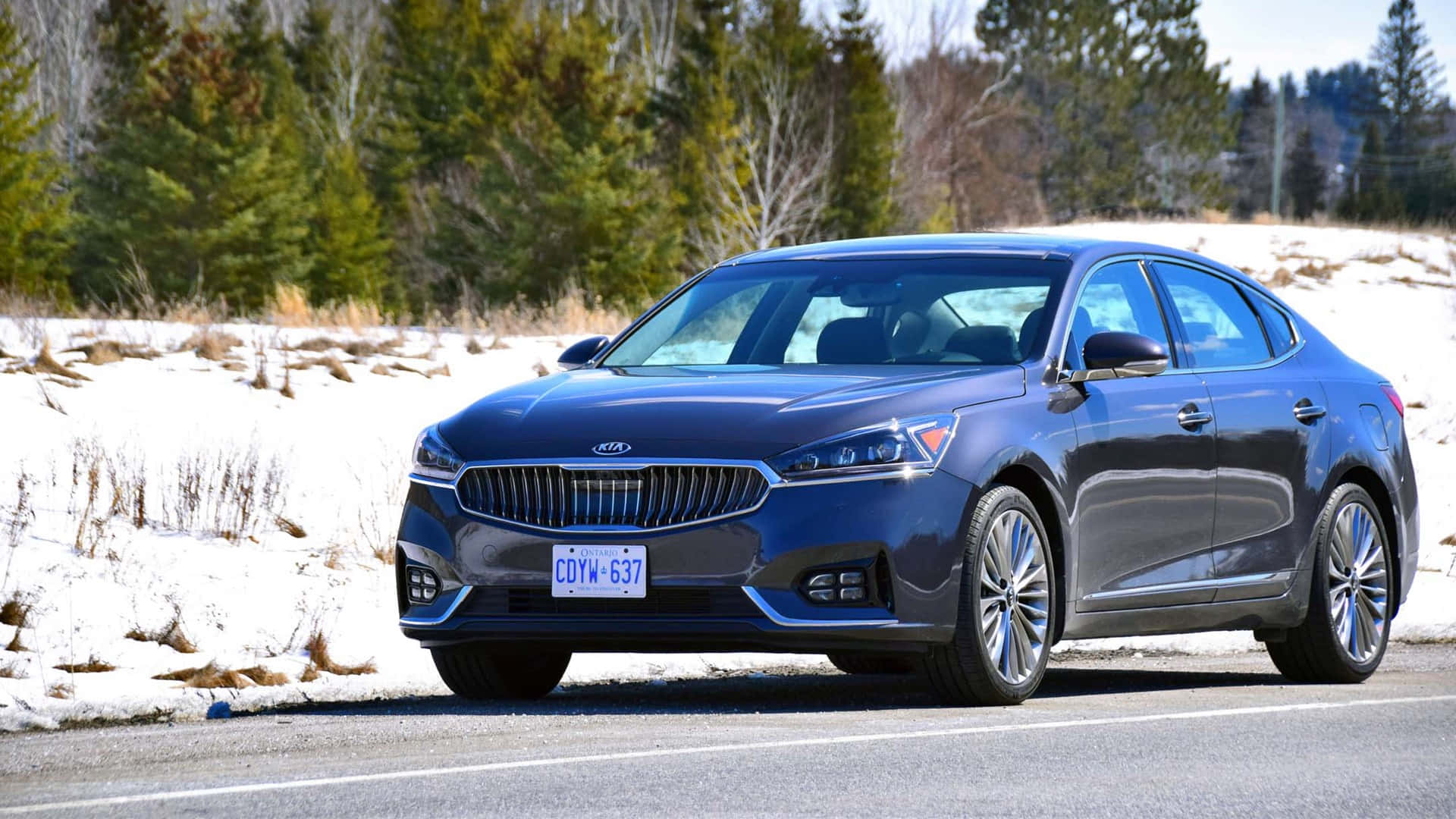 Kia Cadenza Perak Yang Elegan Di Jalan Terbuka Wallpaper