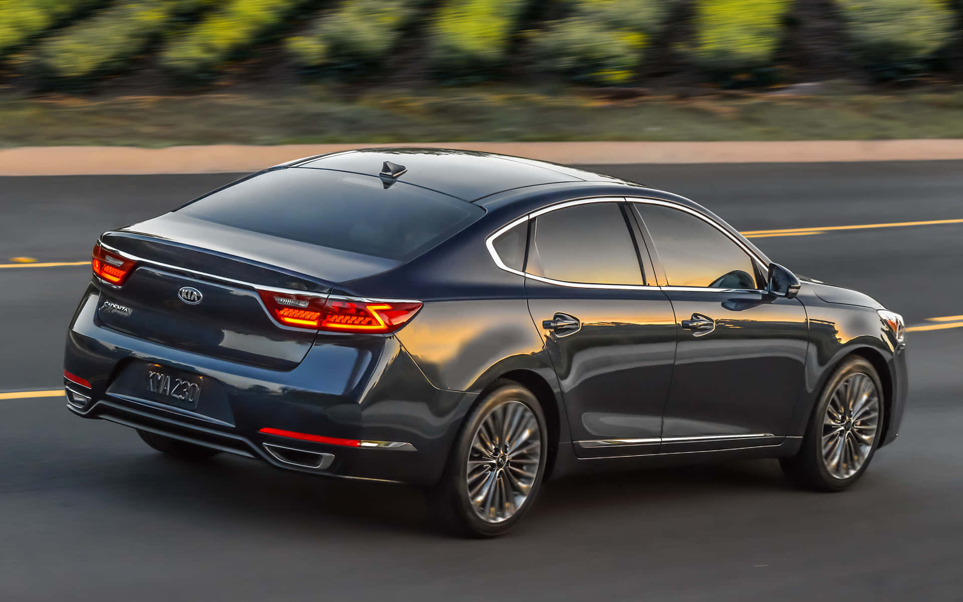 Kia Cadenza Di Jalan Wallpaper