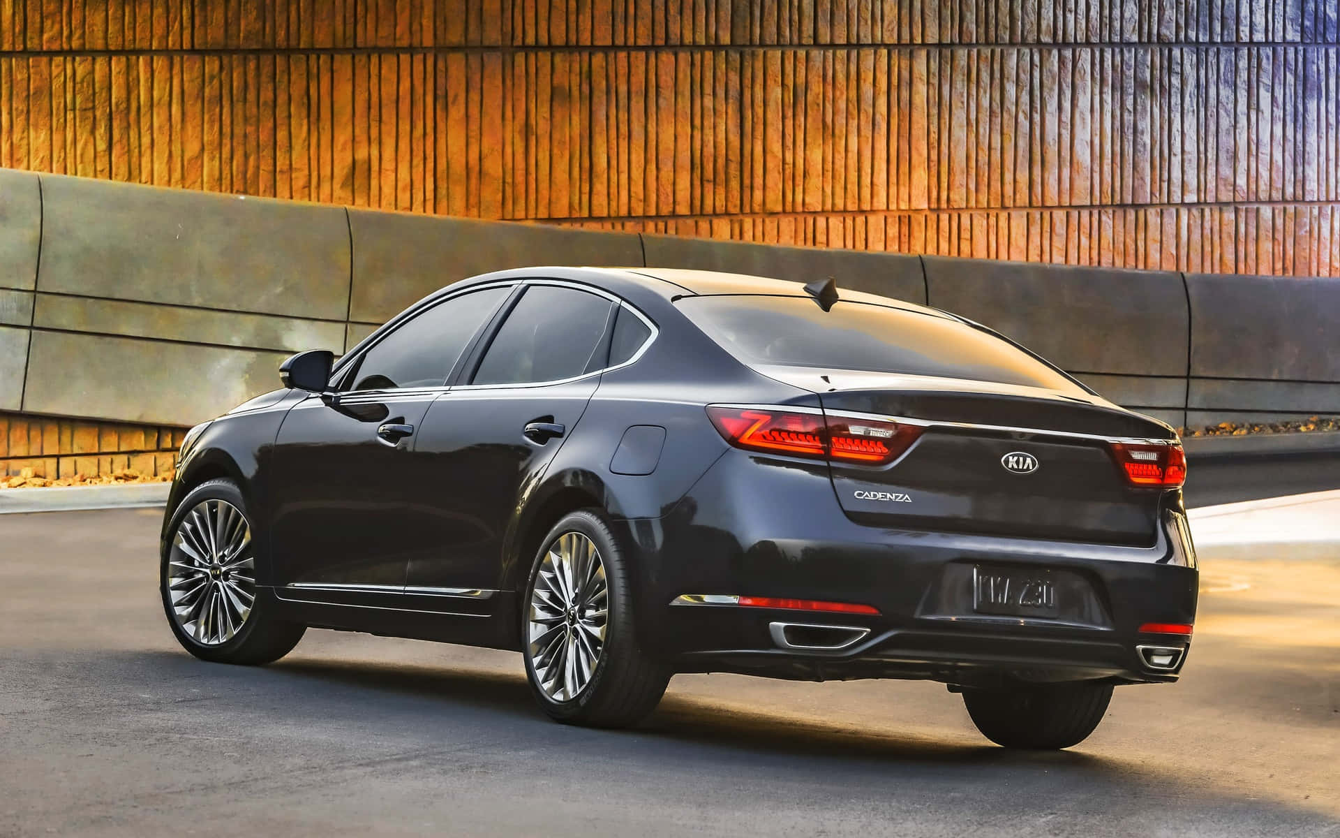 Kia Cadenza Elegan Diparkir Di Jalan Wallpaper