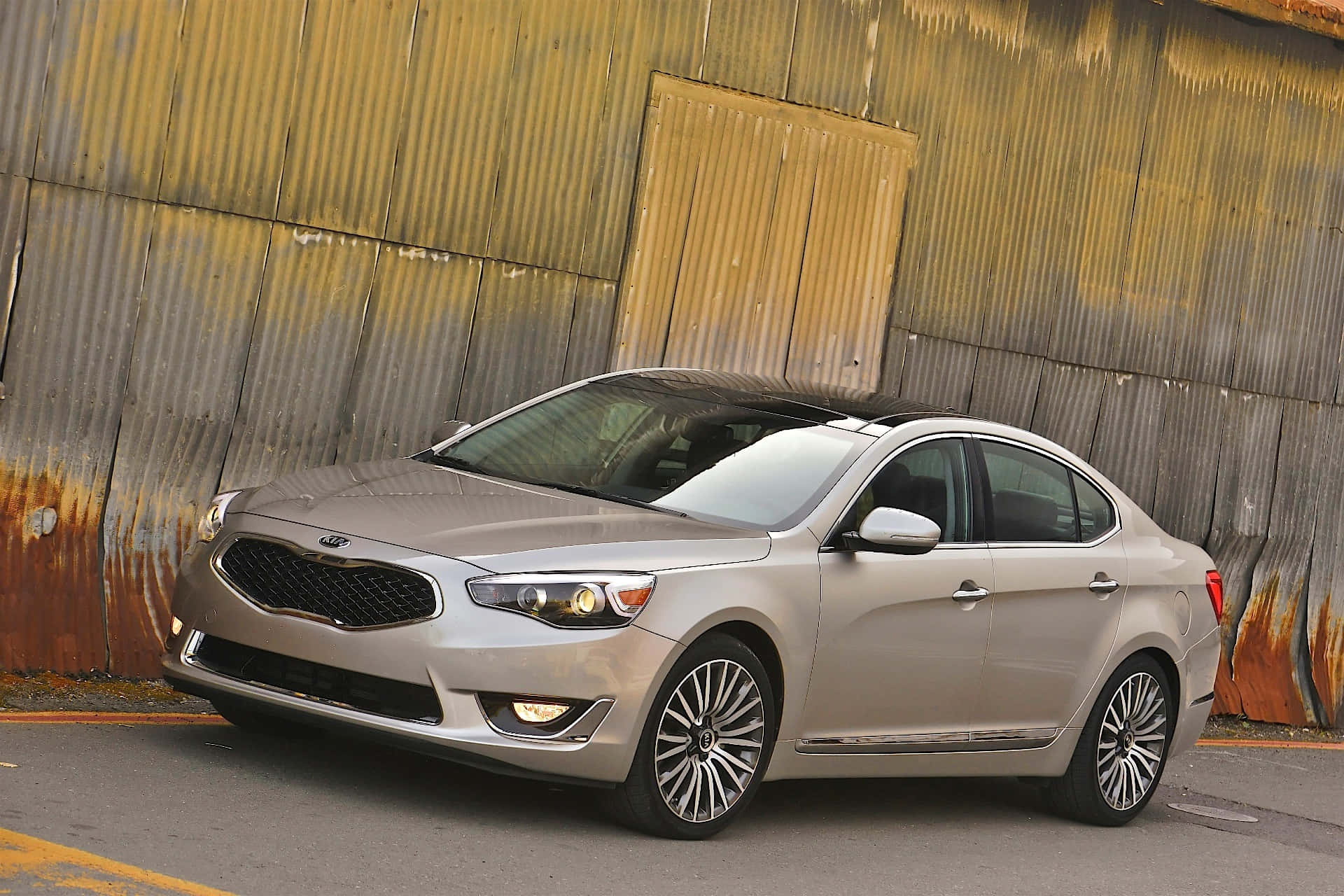 Sleek and Stylish Kia Cadenza on the Road Wallpaper