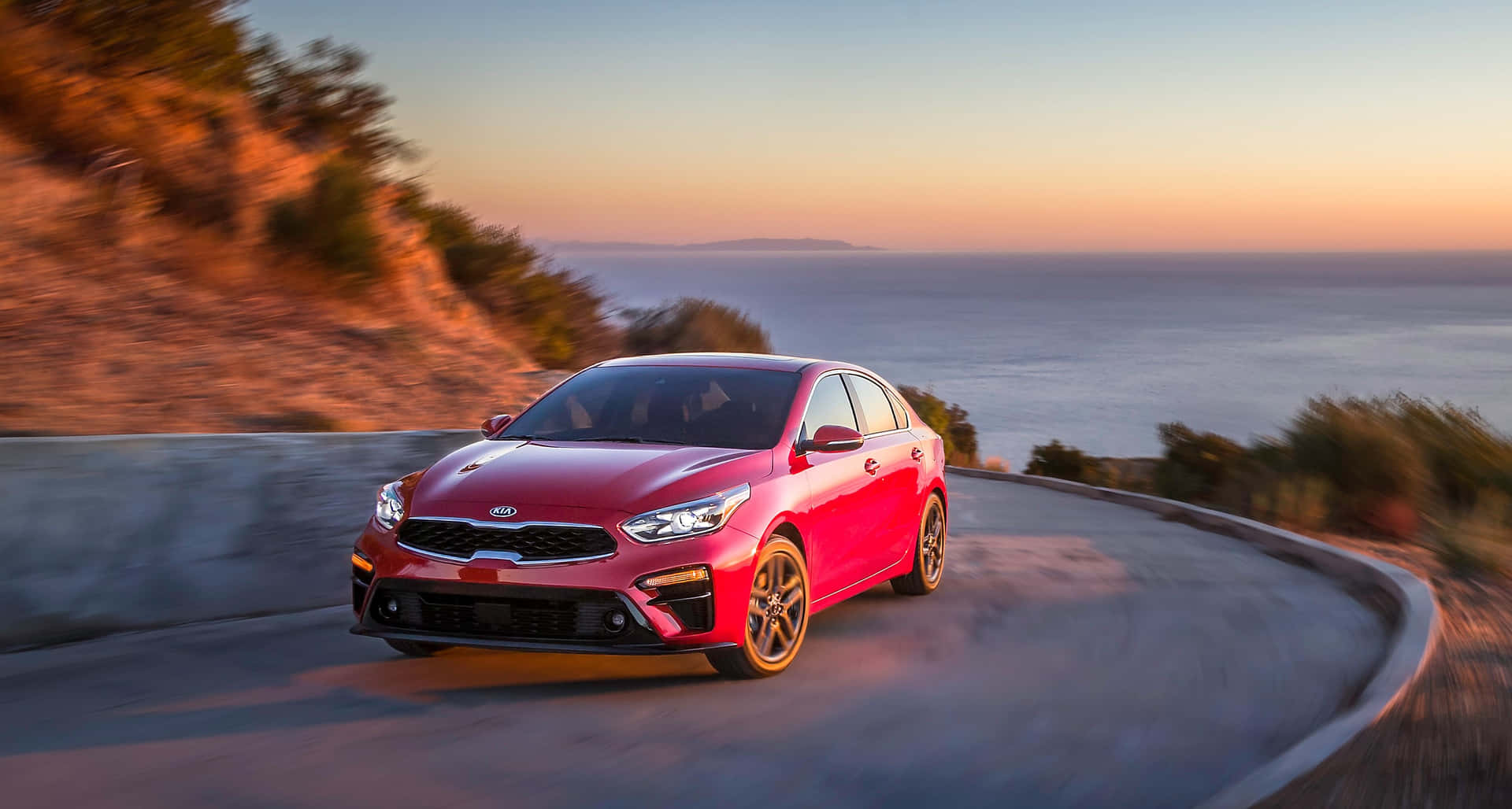 Kia Forte 2022 - Eleganssia Tiellä Taustakuva