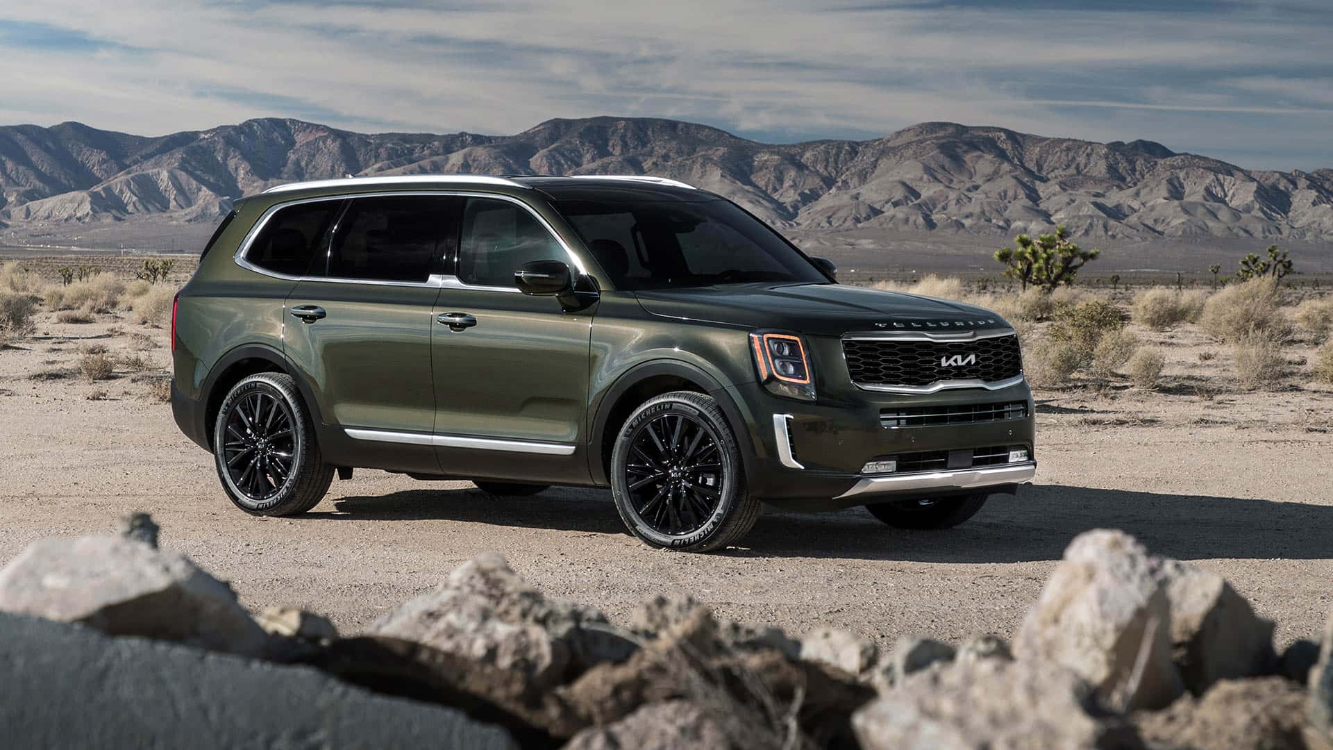 Kia Telluride - Majestic Drive in the Mountains Wallpaper