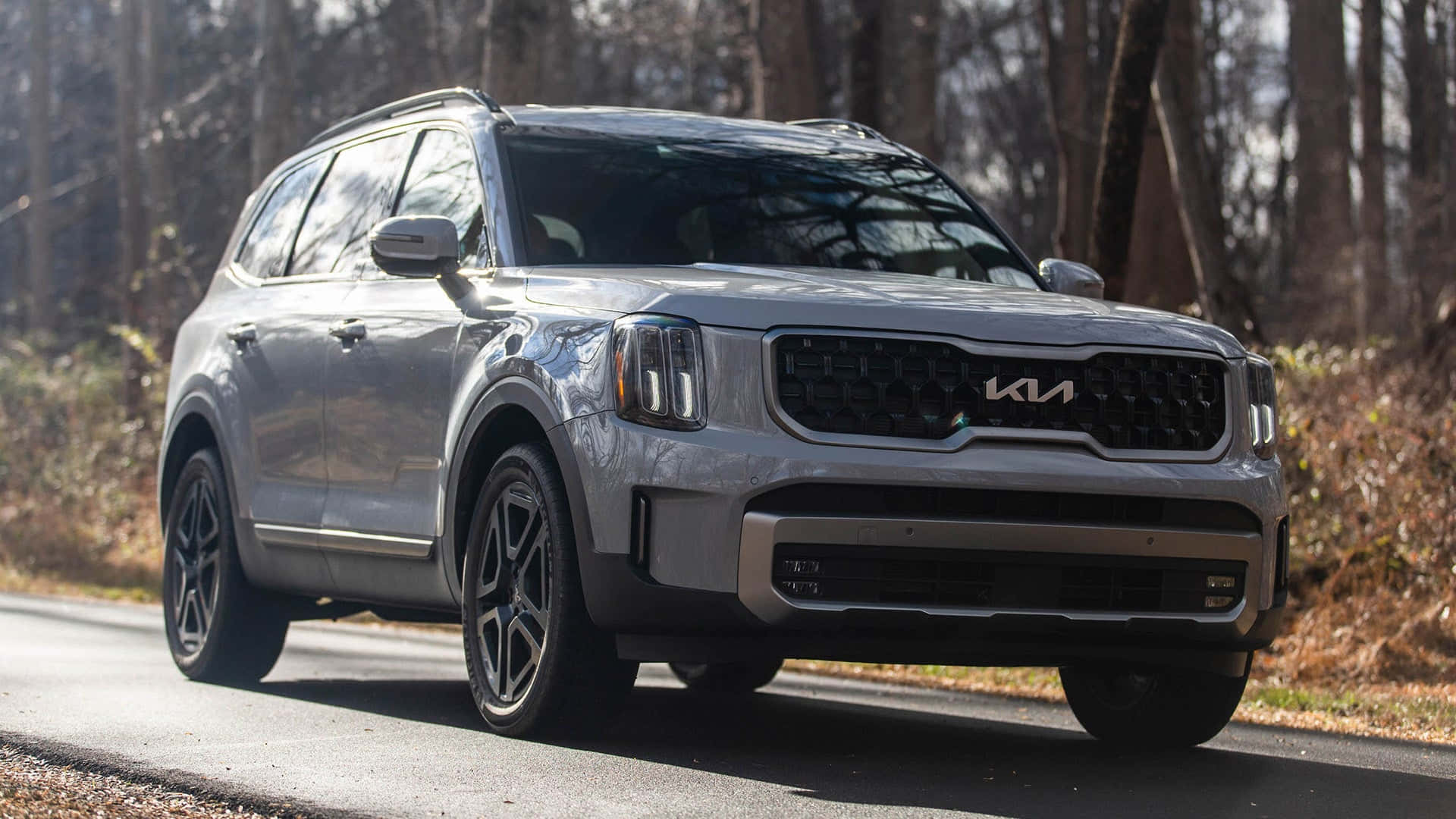 Striking Kia Telluride in a Vibrant Sunset Wallpaper