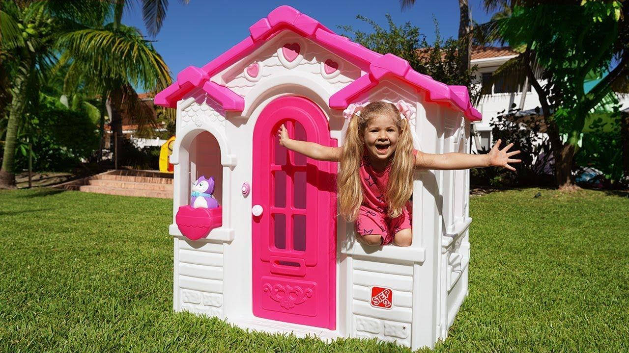 Kids Diana Show In Her Playhouse Wallpaper