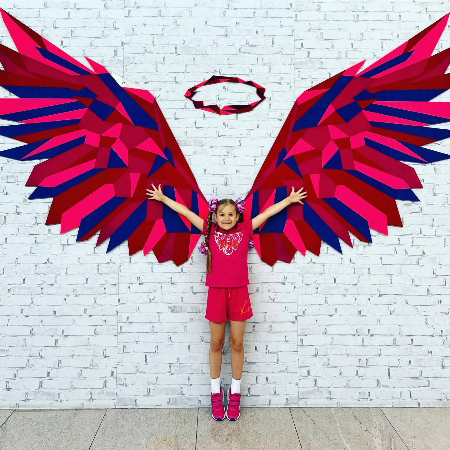 Kids Diana Show Wings Spread Picture
