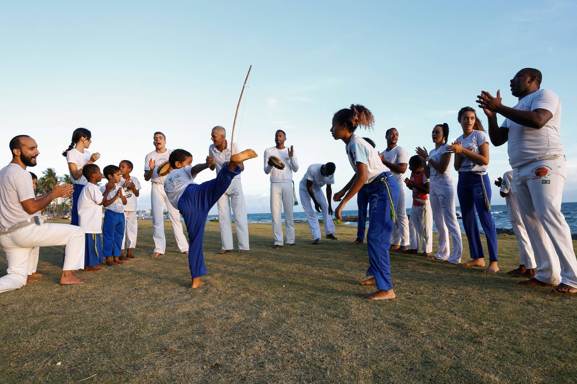 Børn har det sjovt under en capoeira session Wallpaper
