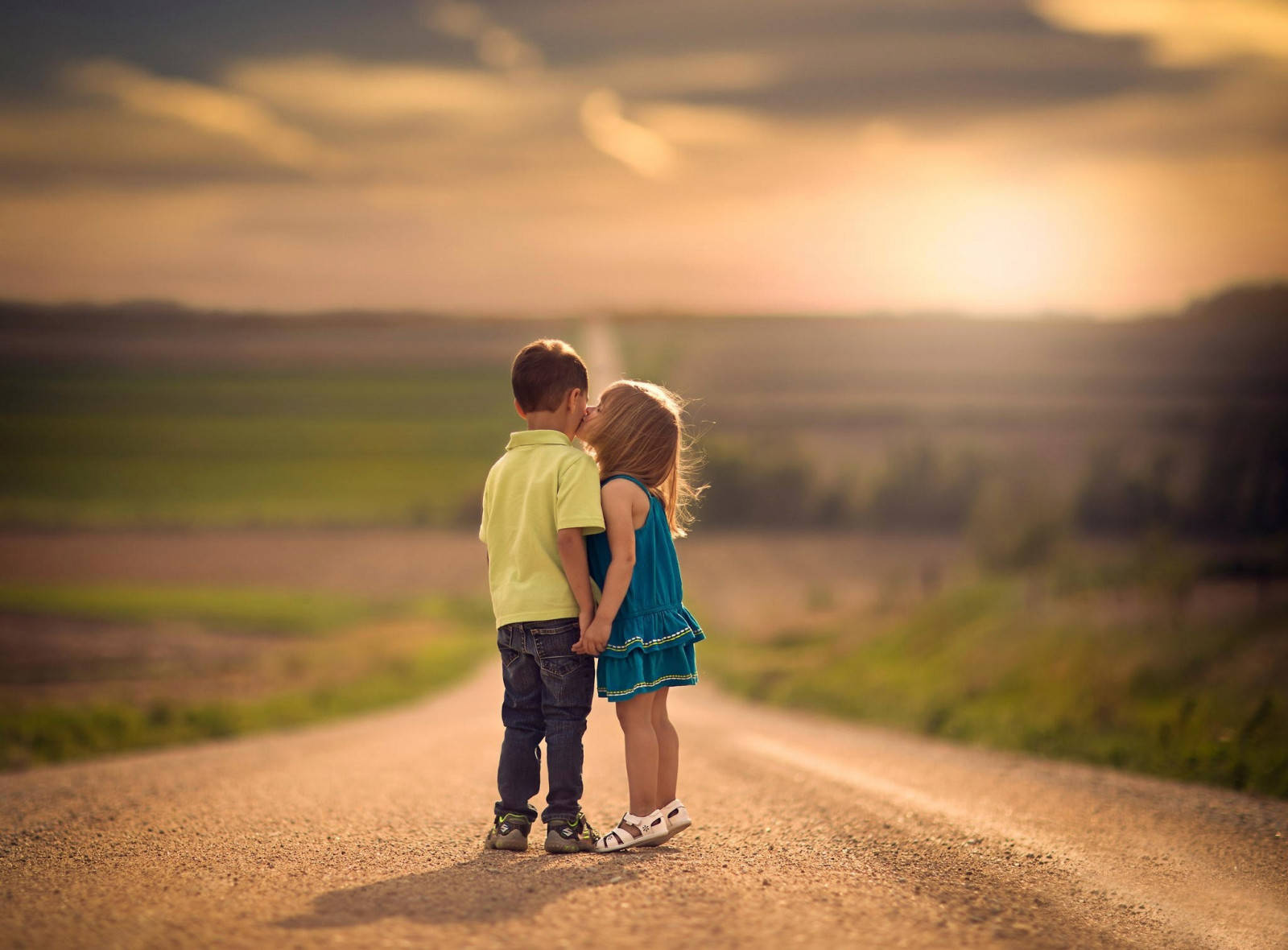 Kids Holding Hands With A Kiss Wallpaper