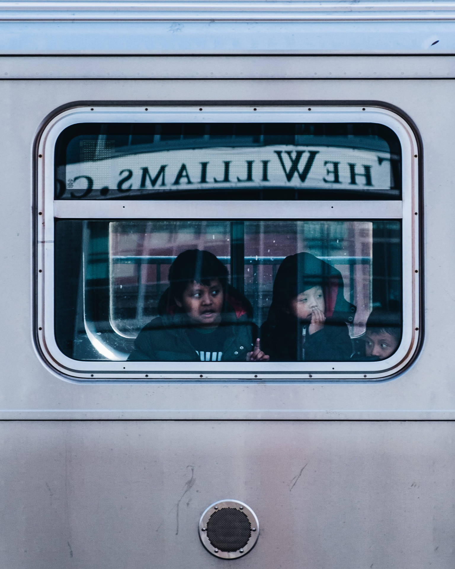 Crianças No Trem Do Metrô Papel de Parede