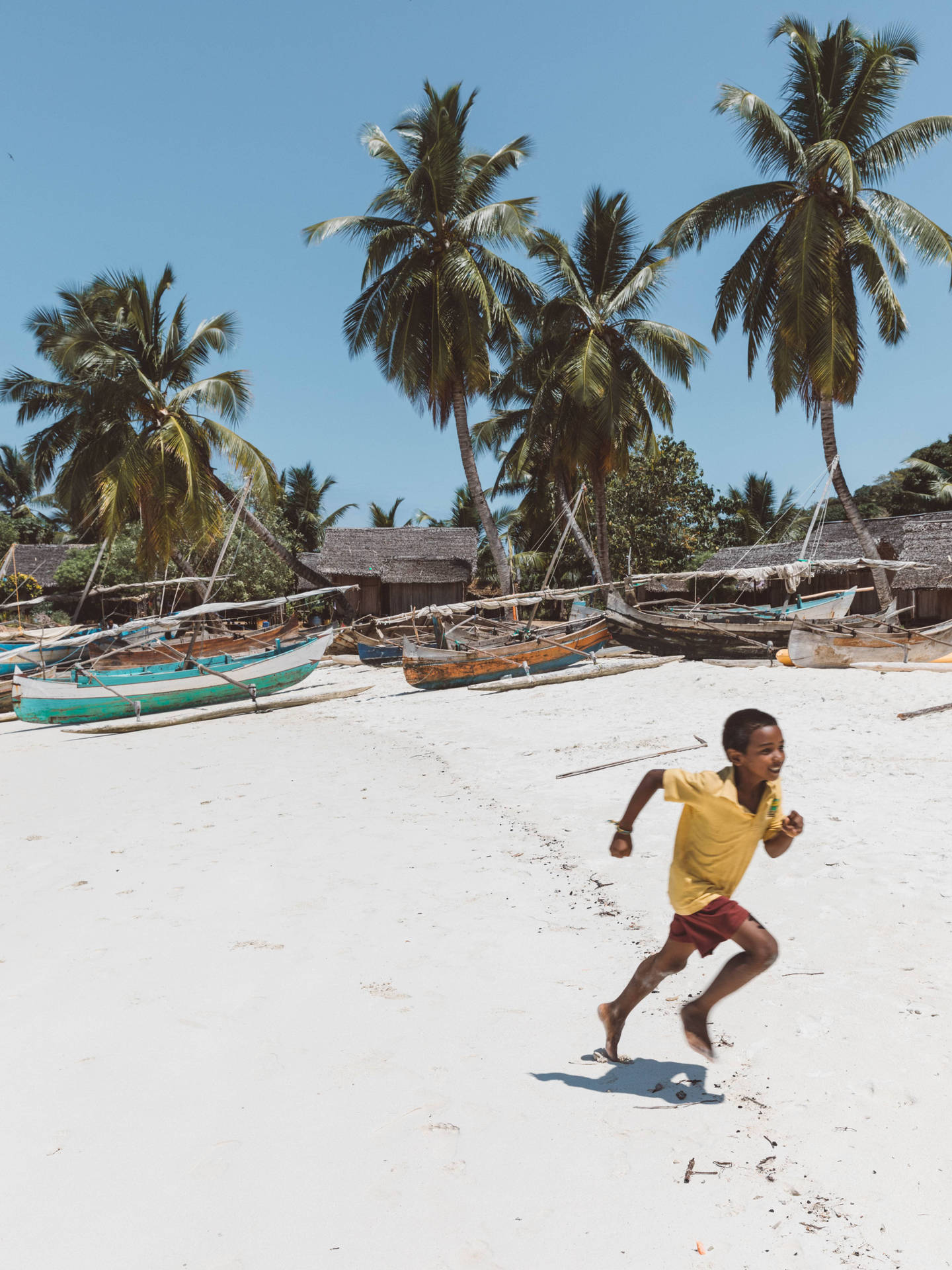 Barnsom Leker Vid Madagaskars Strand. Wallpaper